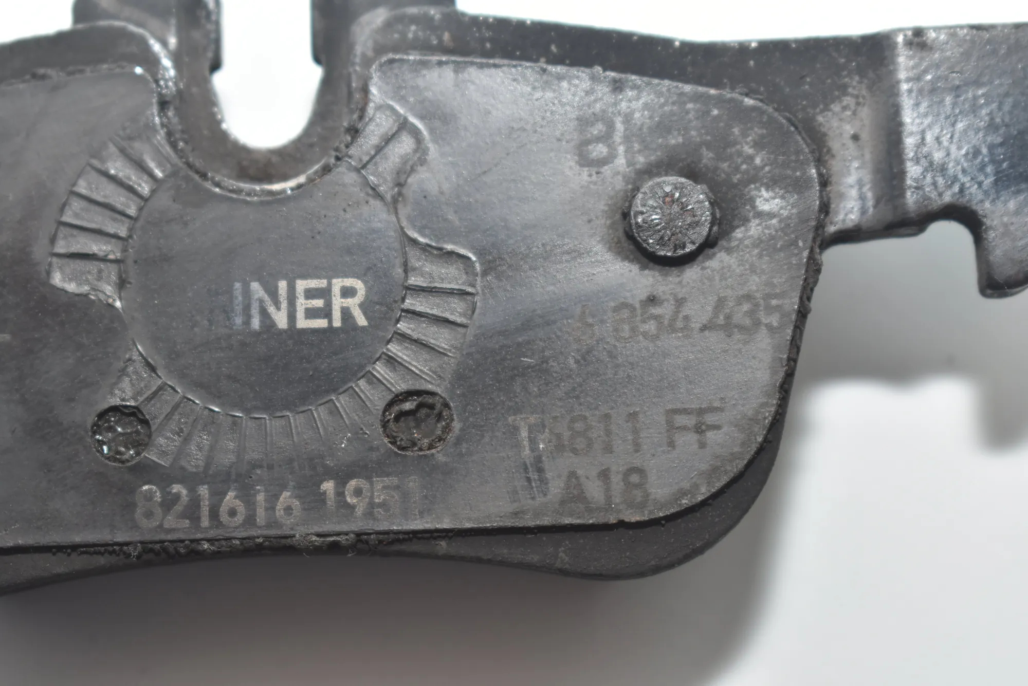 Rear Brake Pads – OEM 6854435 · BMW i3 (I01) Hybrid 2018 – 6