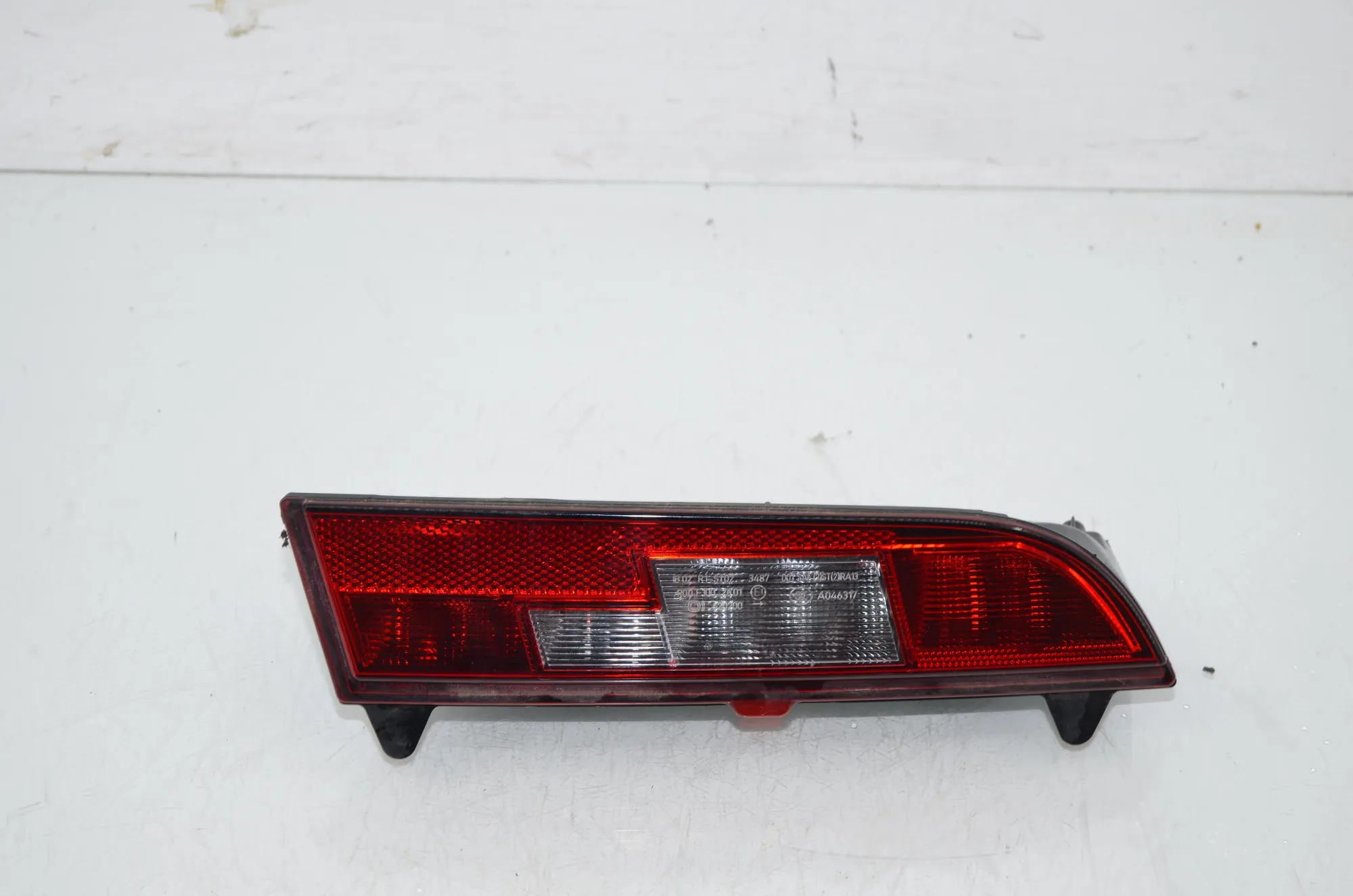 Rear Right Bumper Reflector – OEM 7304044 · BMW i3 (I01) s Range Extender 2019