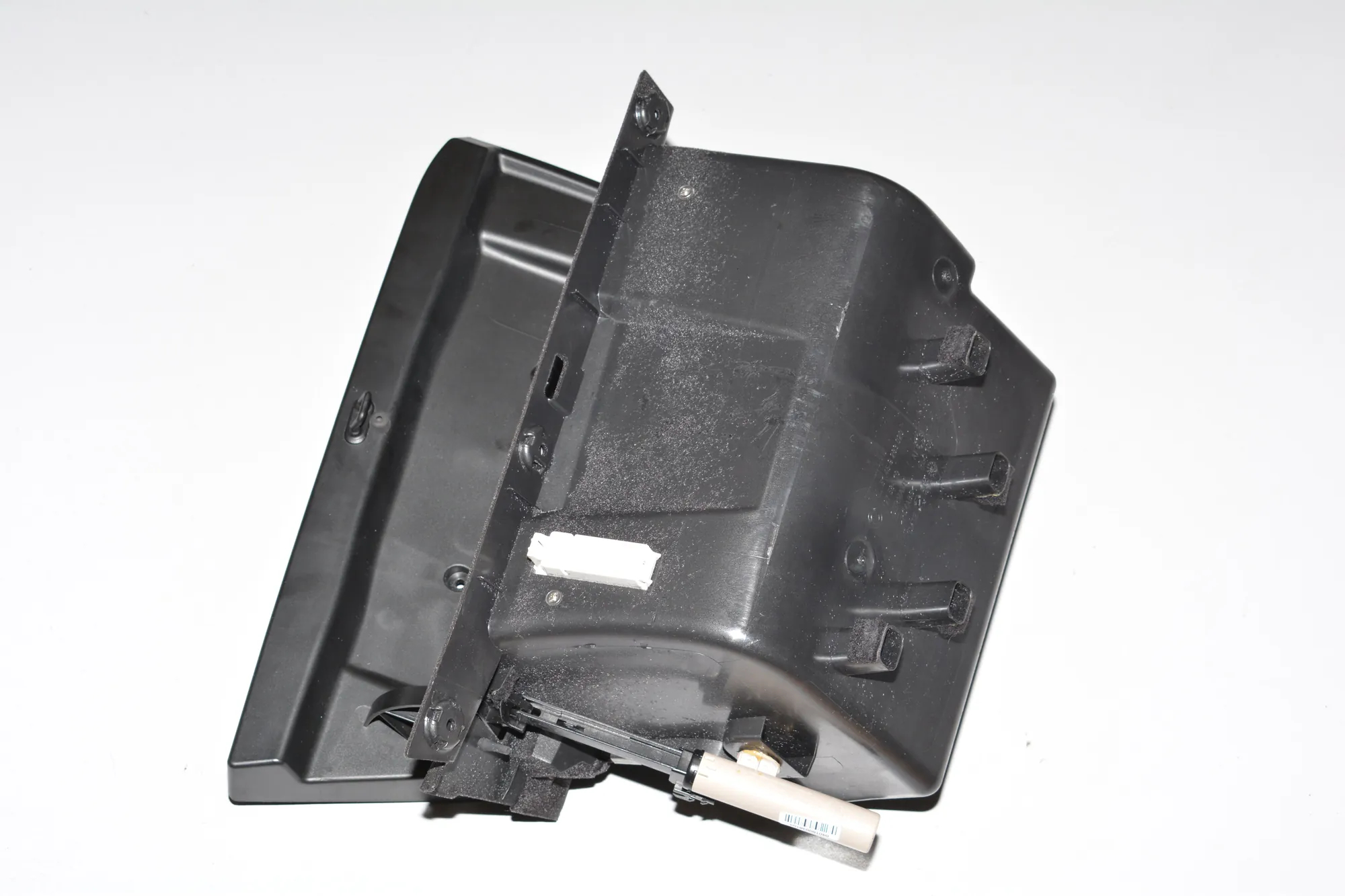 Glove Compartment – OEM 9283020 · BMW i3 (I01) Hybrid 2018 – 3