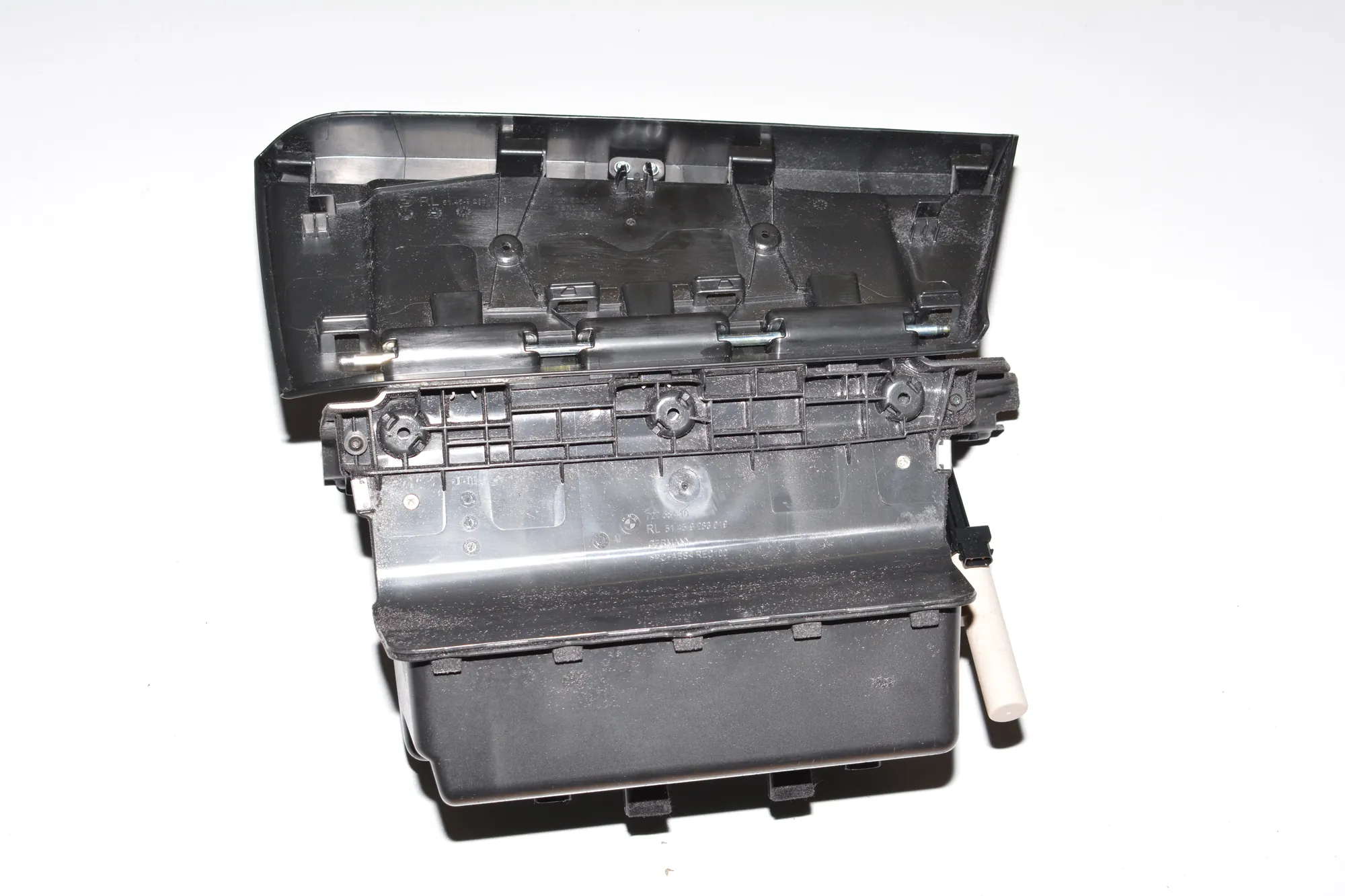 Glove Compartment – OEM 9283020 · BMW i3 (I01) Hybrid 2018 – 5