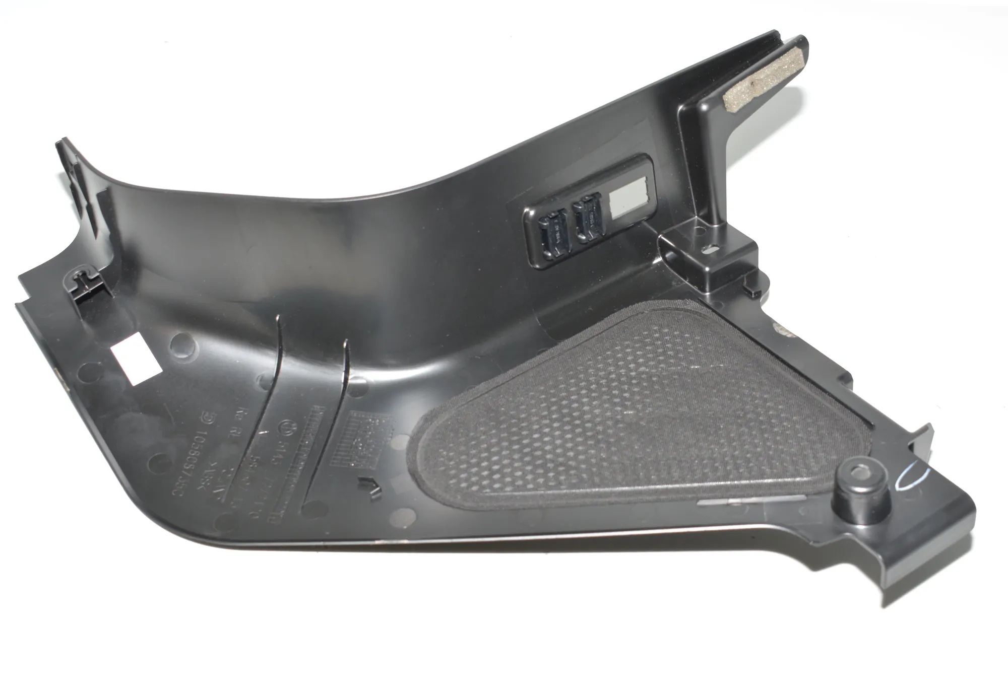 Front Right Interior Step Trim – OEM 7272420 · BMW i3 (I01) Hybrid 2018 – 3