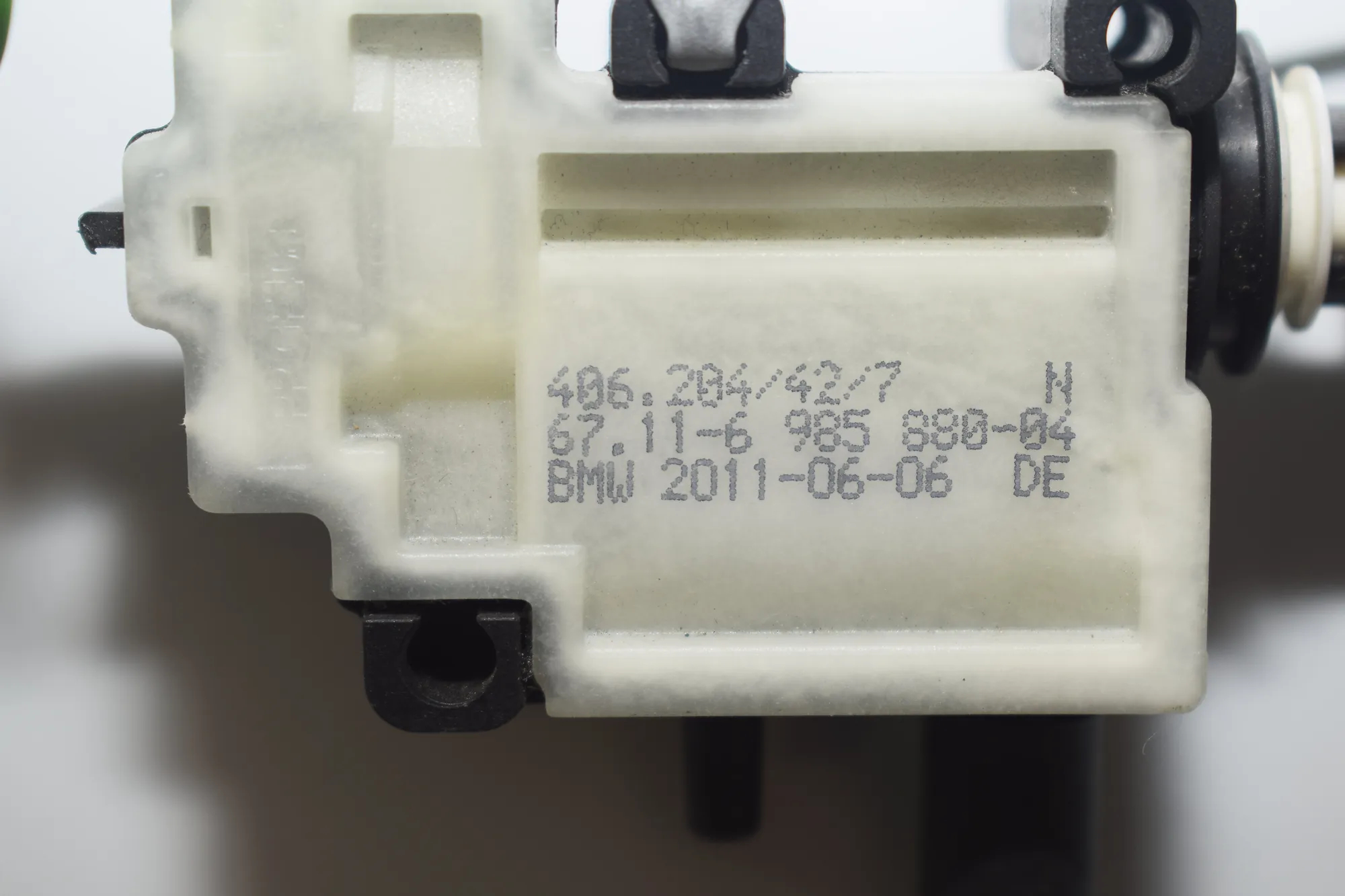 Fuel Tank Cover Lock – OEM 6985880 · BMW 3 (E90) 330 d 2011 – 4