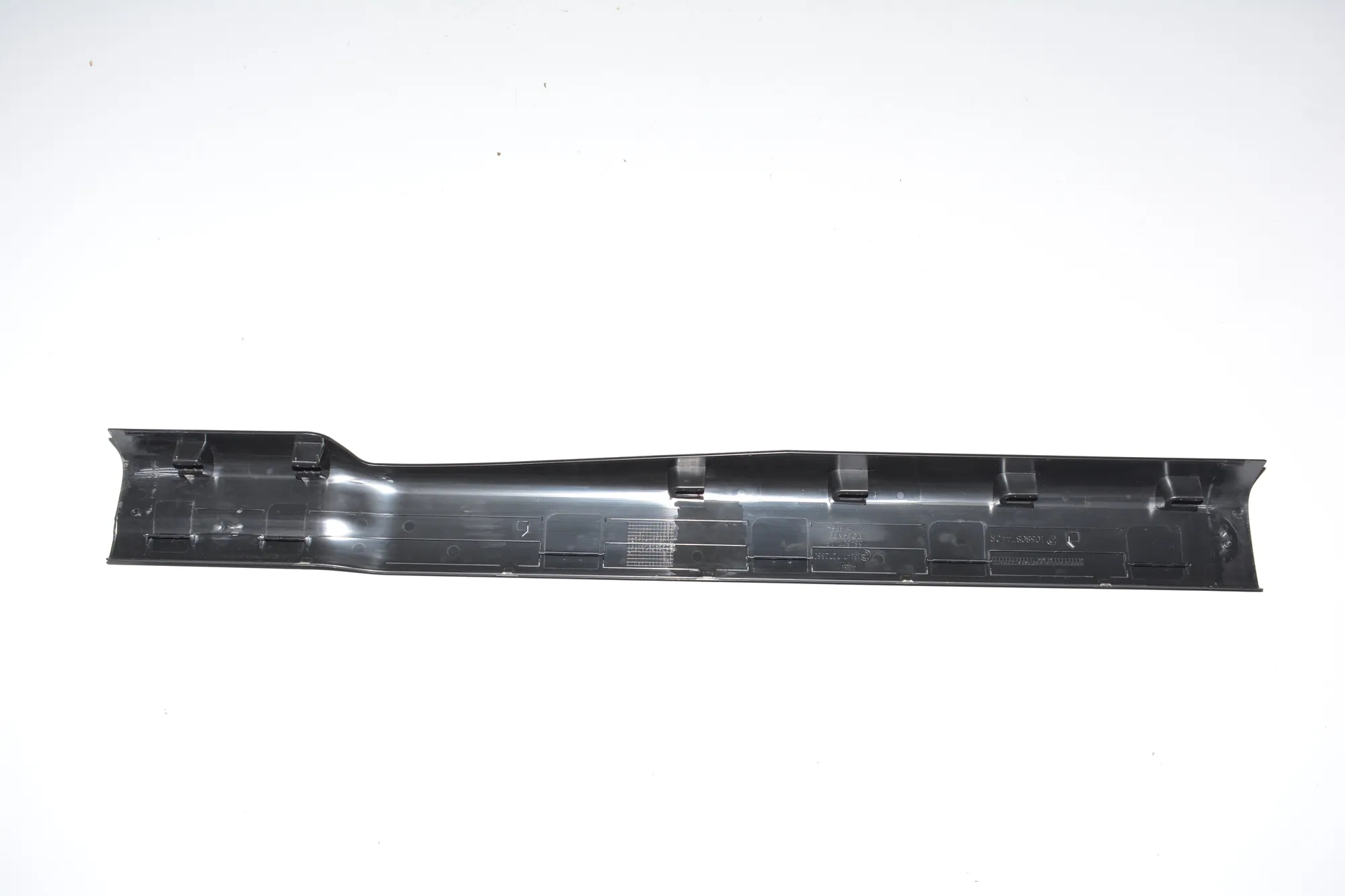 Front Right Interior Step Trim – OEM 7272380 · BMW i3 (I01) Hybrid 2018 – 5
