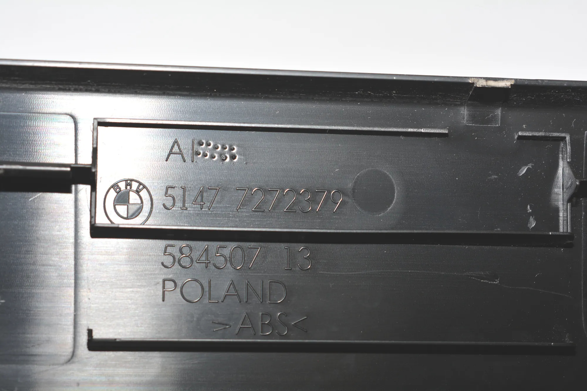 Front Left Interior Step Trim – OEM 7272379 · BMW i3 (I01) Hybrid 2018 – 6