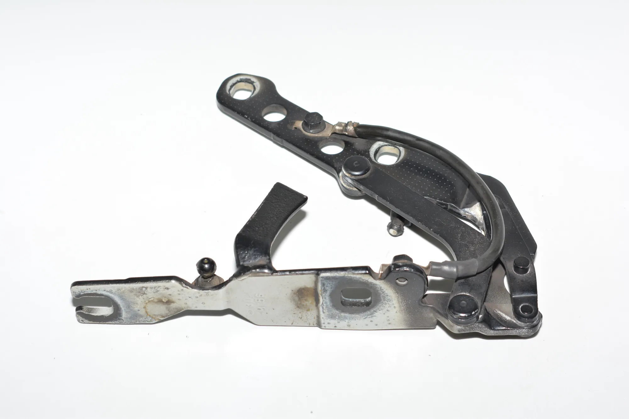 Front Left Bonnet Hinge – OEM 3411447 · BMW X3 (E83) 3.0 d 2004