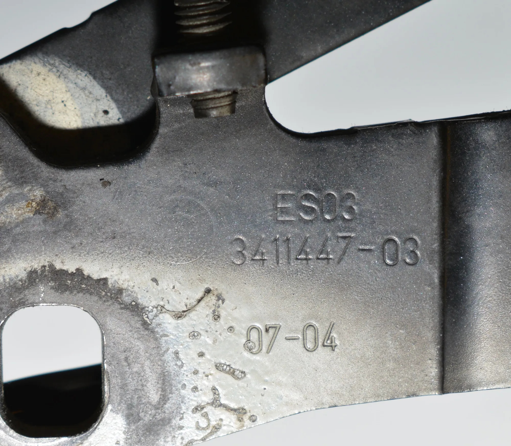 Front Left Bonnet Hinge – OEM 3411447 · BMW X3 (E83) 3.0 d 2004 – 5
