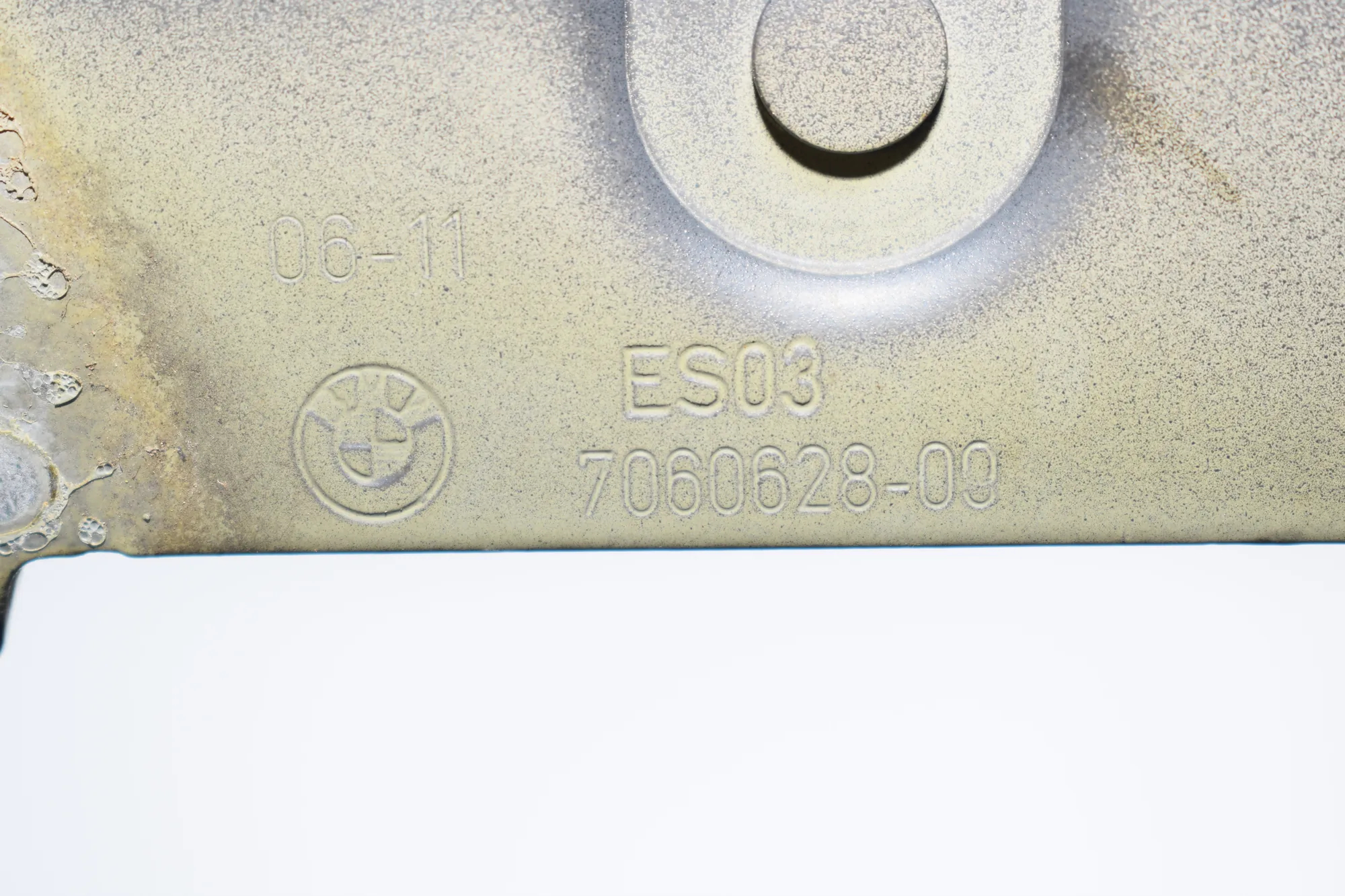 Right Side Bootlid Hinge – OEM 7060628 · BMW 3 (E90) 330 d 2011 – 4