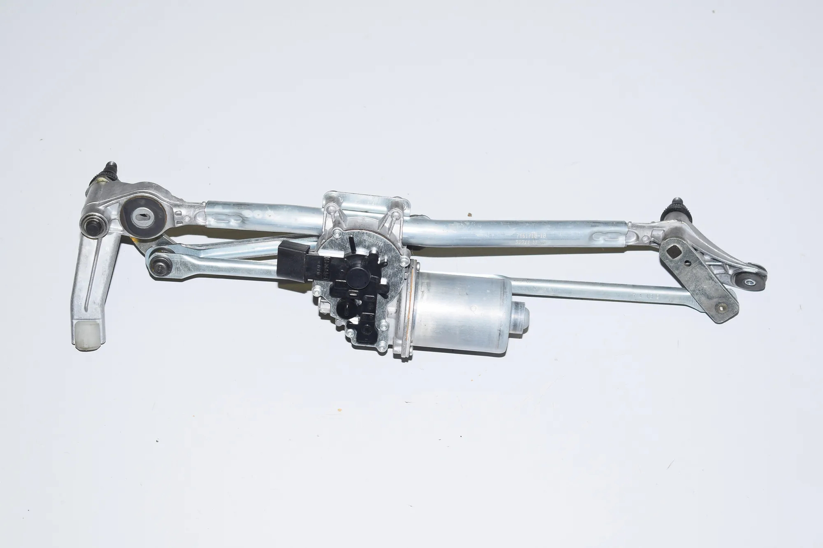 Front Windshield Wiper Mechanism – OEM 6978264 · BMW 3 (E90) 330 d 2011 – 3