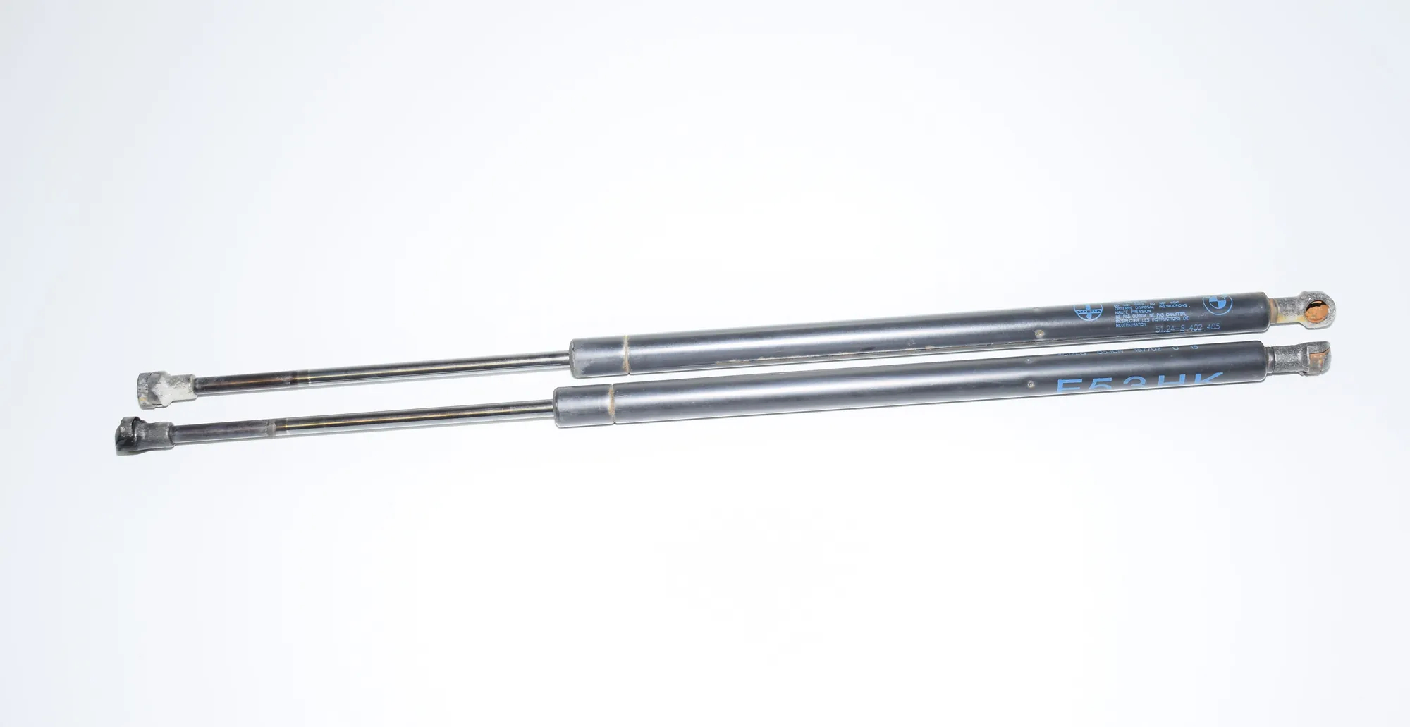 Right Side Tailgate Gas Strut – OEM 8402405 · BMW X5 (E53) 4.6 is 2002