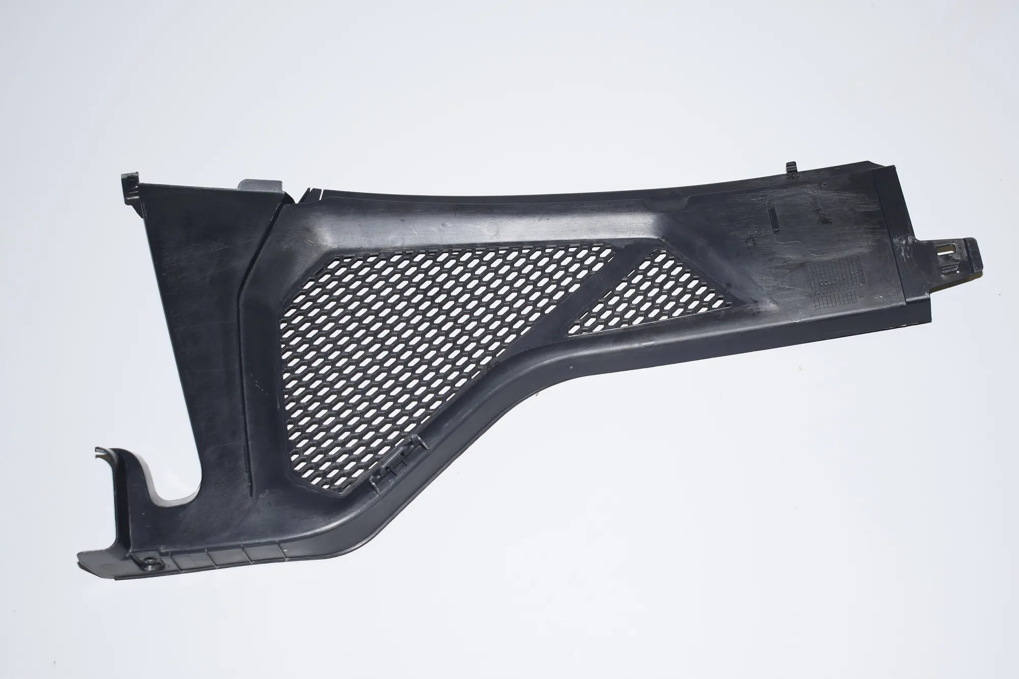 Front Wiper Cowl Trim – OEM 9245593 · BMW X6 (F16, F86) BMW X6 (F16, F86) 2016 – 3