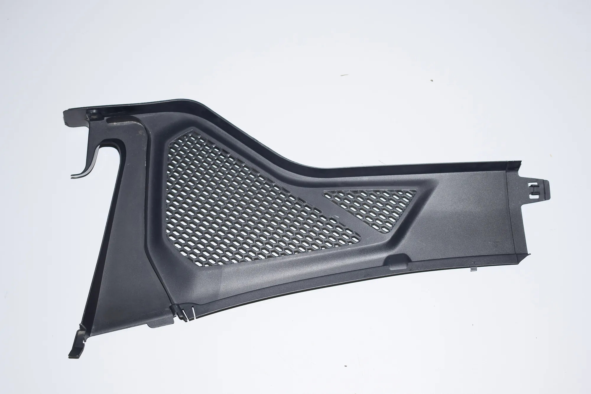 Front Wiper Cowl Trim – OEM 9245593 · BMW X6 (F16, F86) BMW X6 (F16, F86) 2016