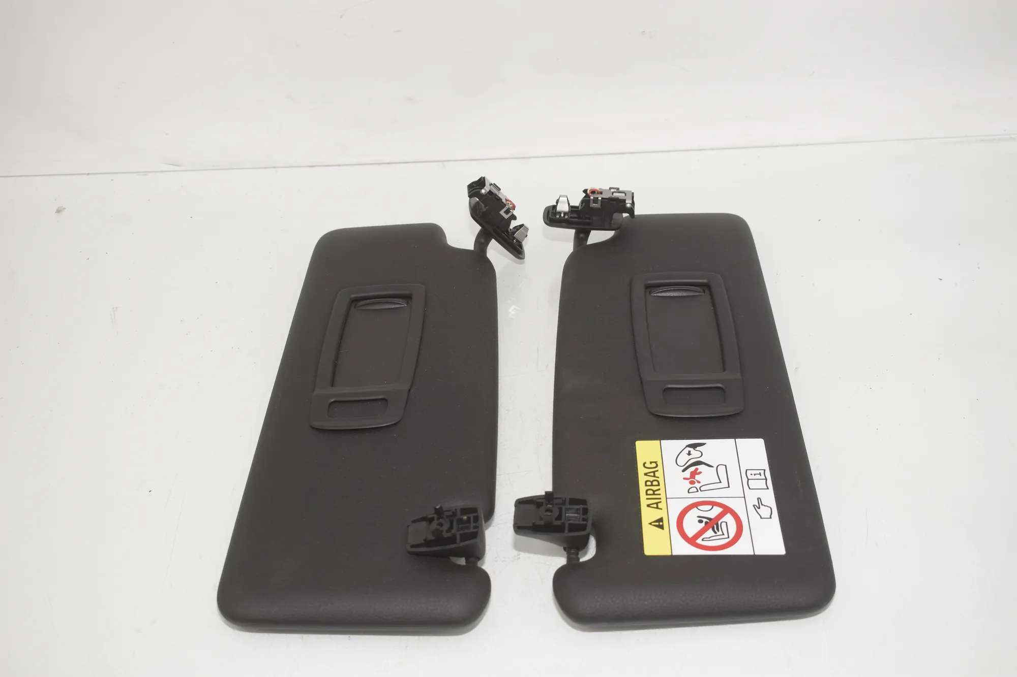 Right Side Sun Visor – OEM 7401374 · BMW X1 (F48) xDrive 18 d 2017