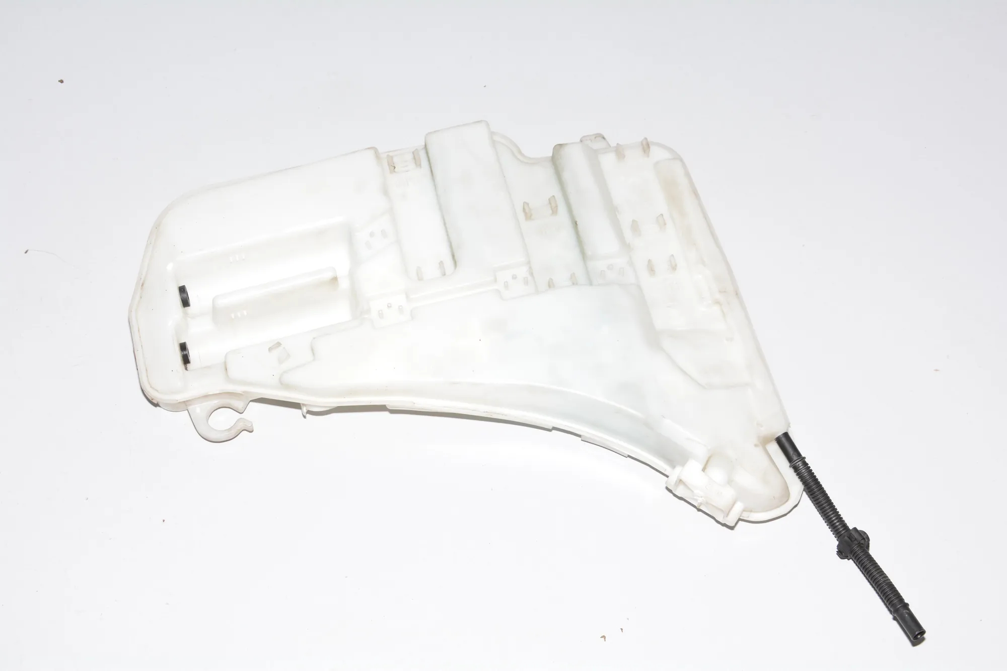 Window Washer Tank – OEM 8050439 · BMW 5 Touring (F11) 520 d 2011 – 2