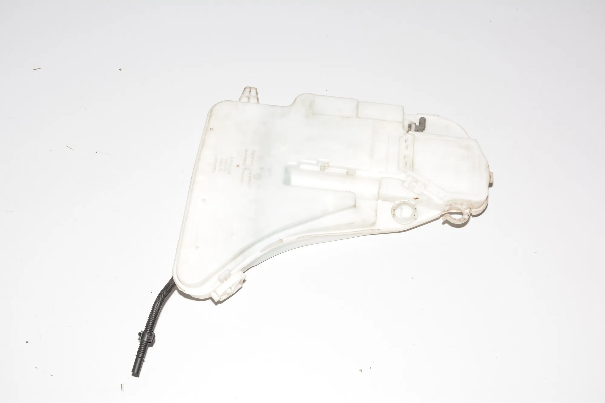Window Washer Tank – OEM 8050439 · BMW 5 Touring (F11) 520 d 2011 – 3