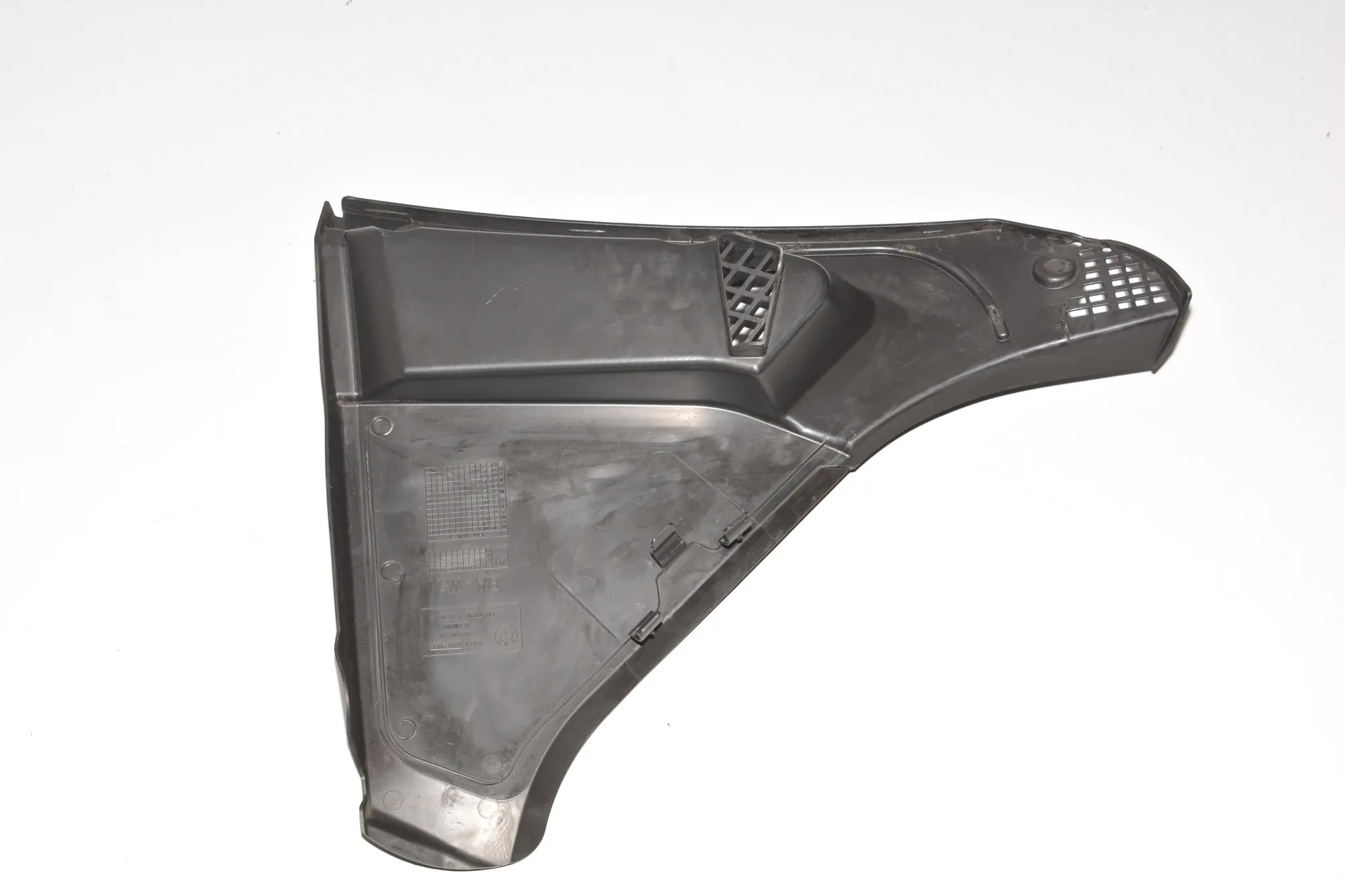 Front Wiper Cowl Trim – OEM 6987606 · BMW 5 Touring (F11) 520 d 2011 – 4