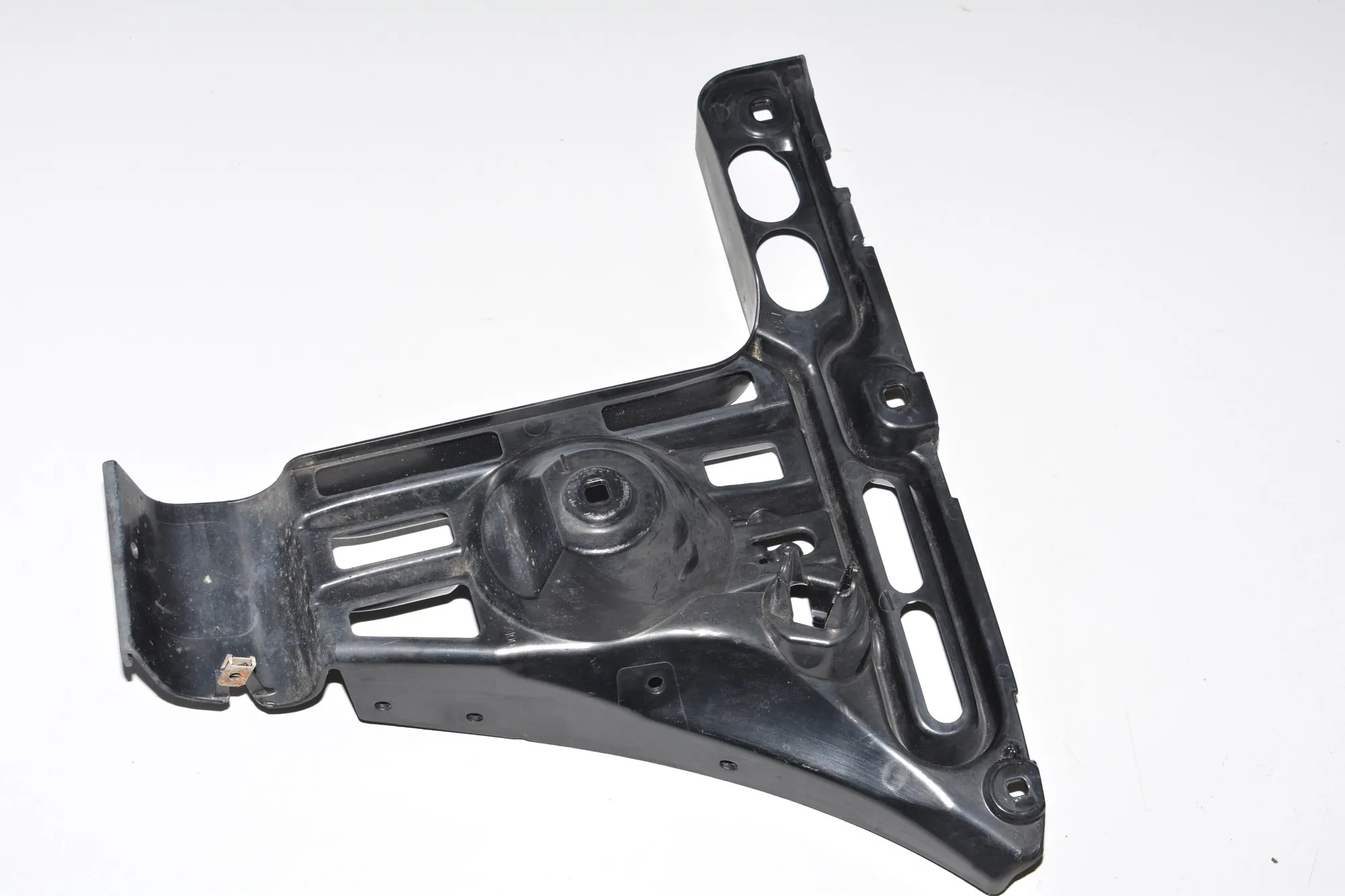 Rear Left Bumper Bracket – OEM 7008839 · BMW 6 Cabrio (E64) 650 i 2005 – 3