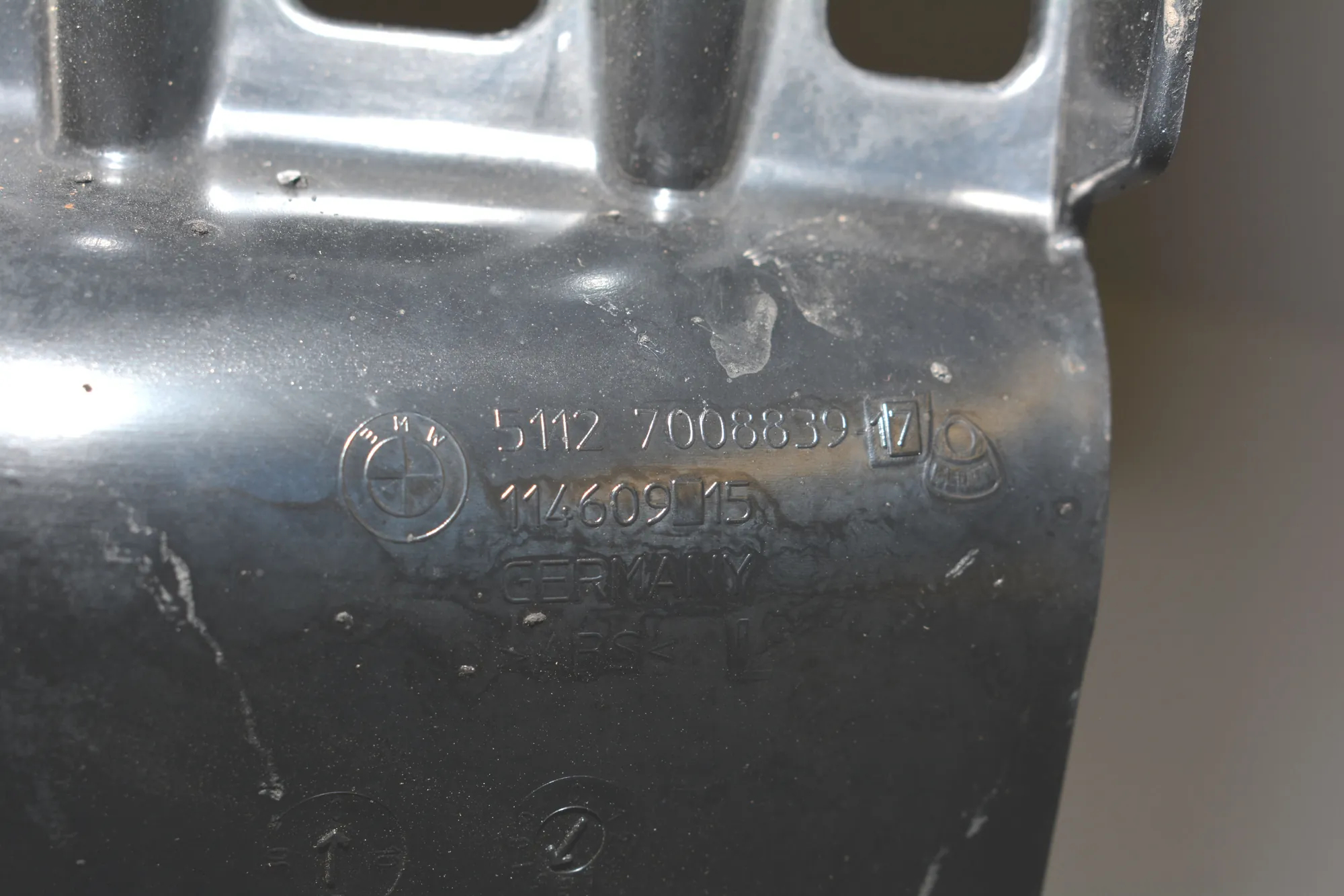 Rear Left Bumper Bracket – OEM 7008839 · BMW 6 Cabrio (E64) 650 i 2005 – 5