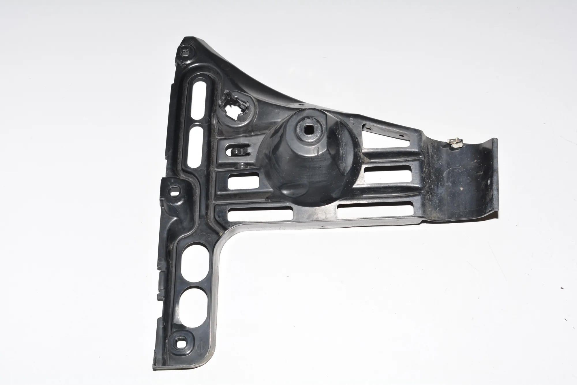 Rear Left Bumper Bracket – OEM 7008839 · BMW 6 Cabrio (E64) 650 i 2005 – 4