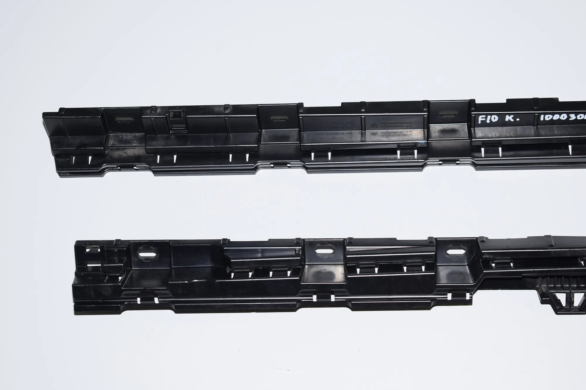 Sideskirt Bracket – OEM 7204021 · BMW 5 (F10) 520 d 2011 – 2