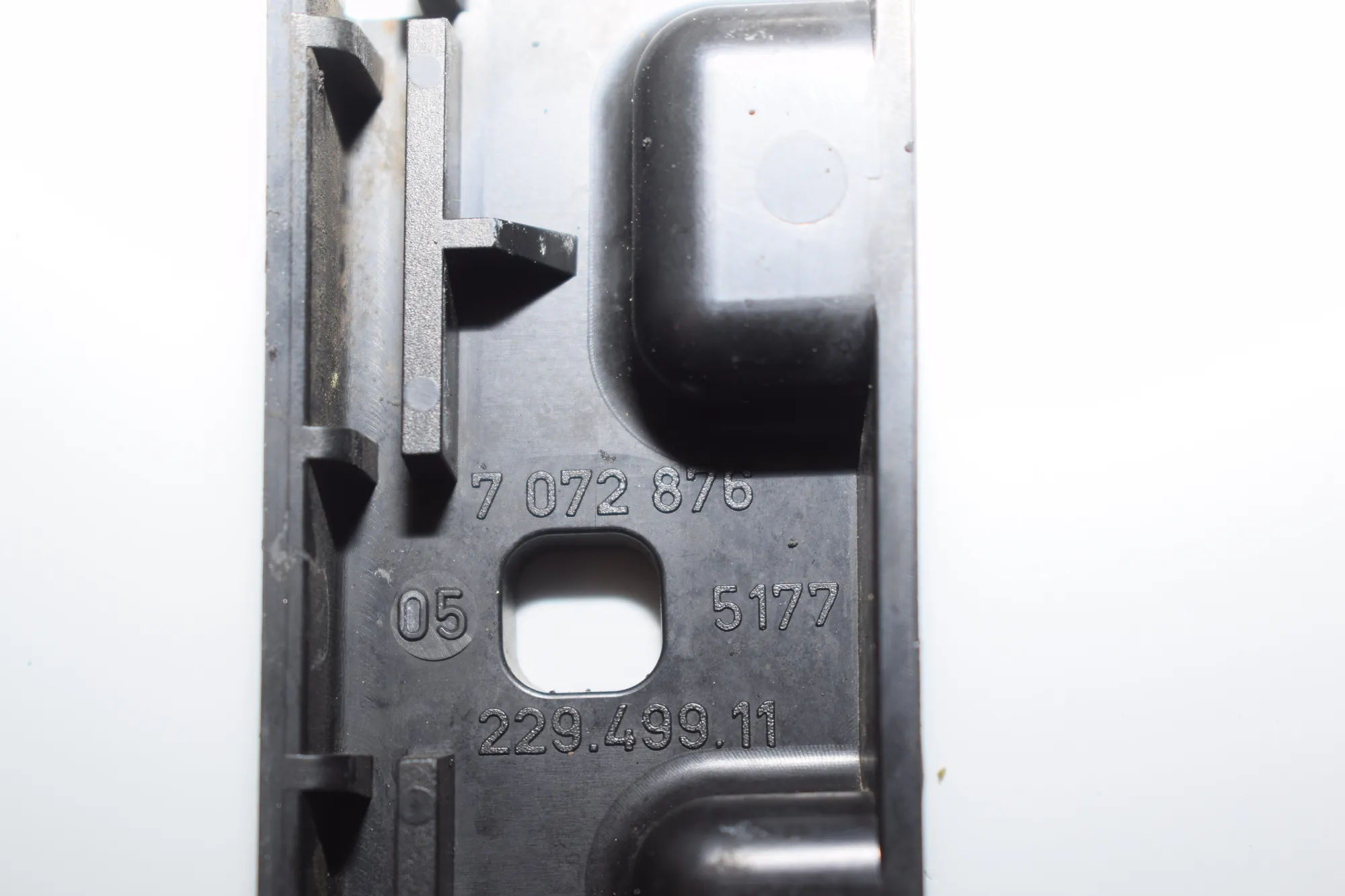 Front Right Side Sideskirt Holder – OEM 7072876 · BMW 6 Cabrio (E64) 650 i 2005 – 4