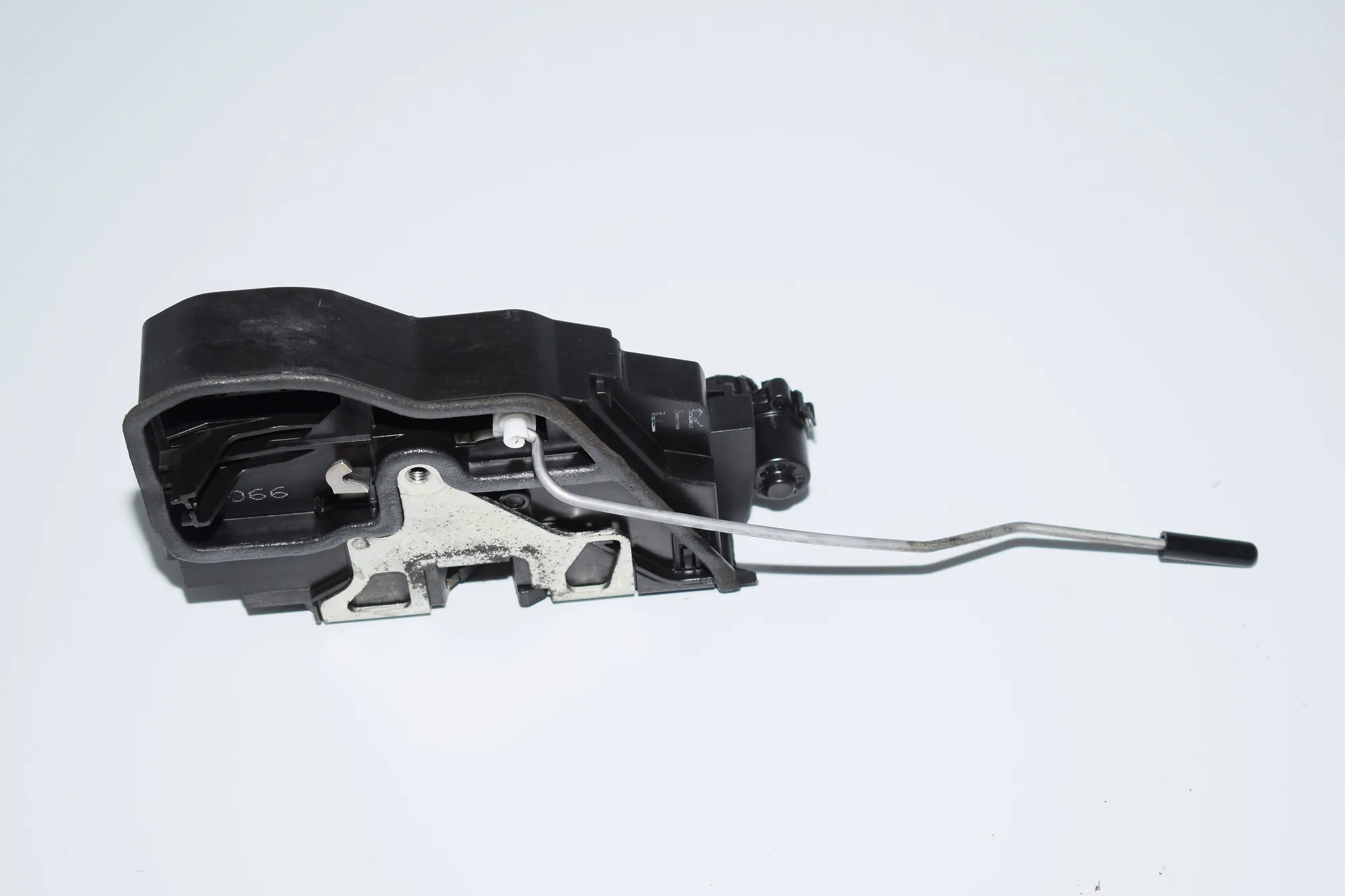 Front Right Door Lock – OEM 7167066 · BMW 6 Cabrio (E64) 650 i 2005 – 2