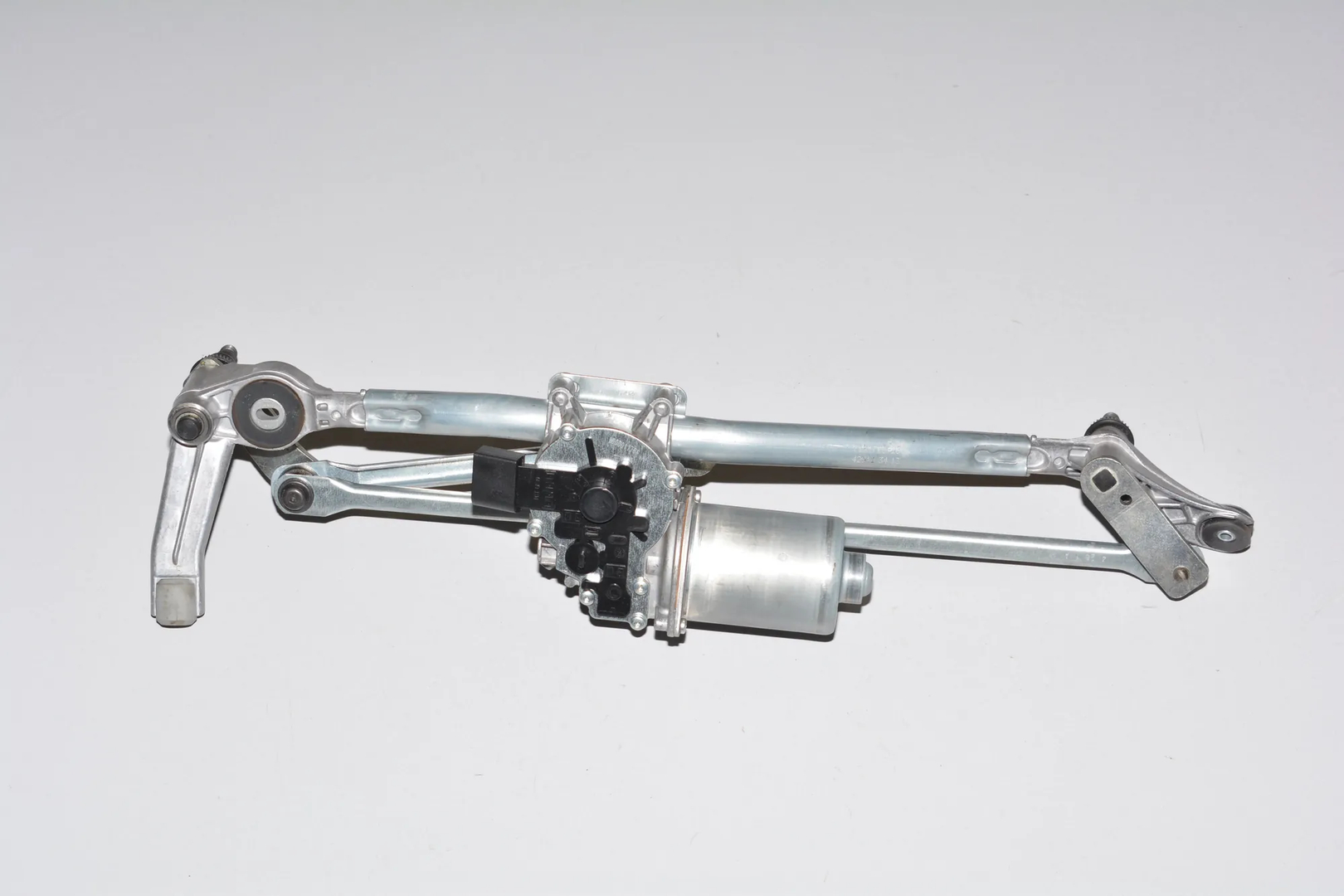 Front Windshield Wiper Mechanism – OEM 7161710 · BMW 3 Coupe (E92) 325 d 2011 – 4