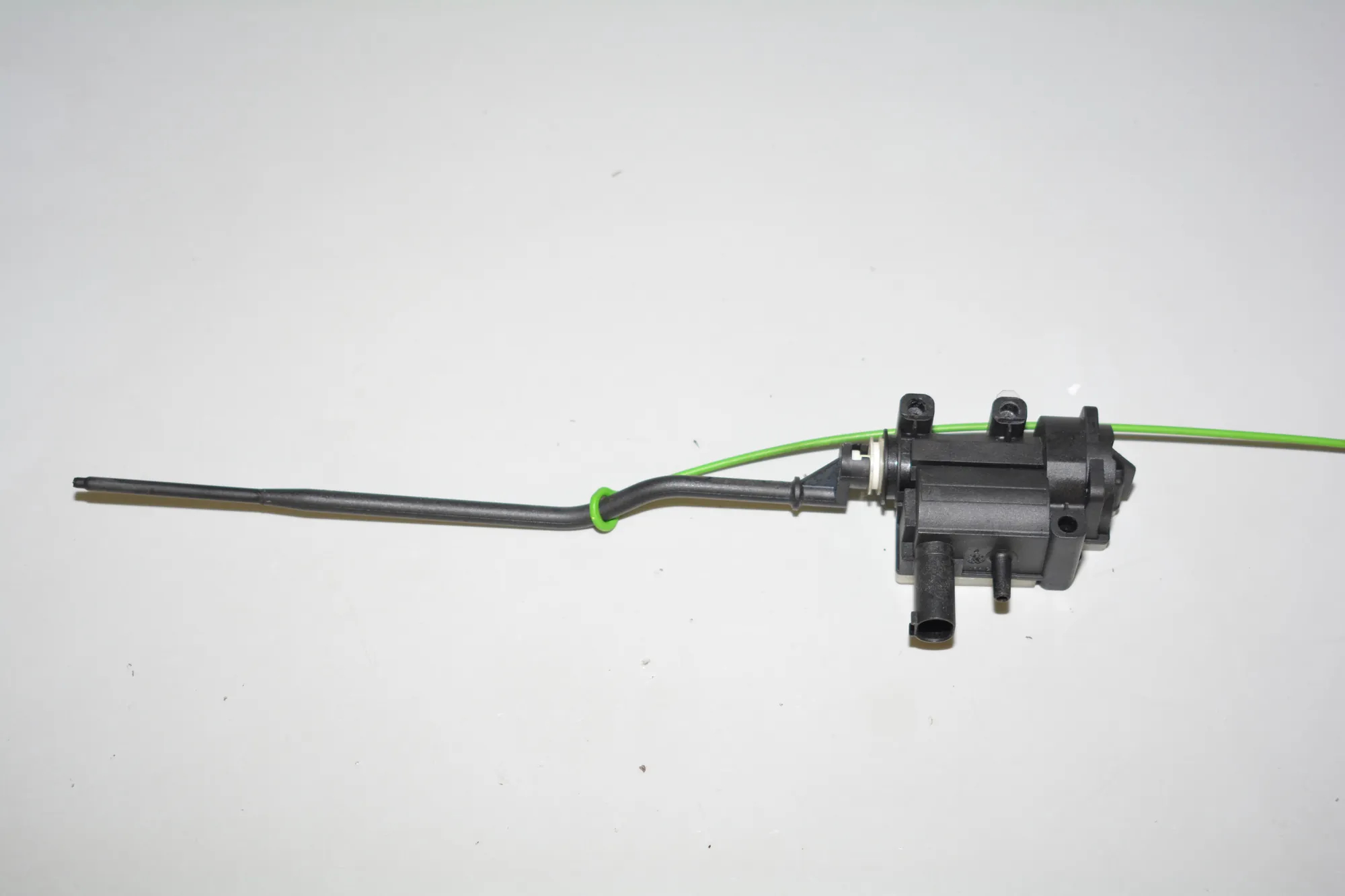 Fuel Tank Cover Lock – OEM 6985880 · BMW 3 Coupe (E92) 325 d 2011 – 3