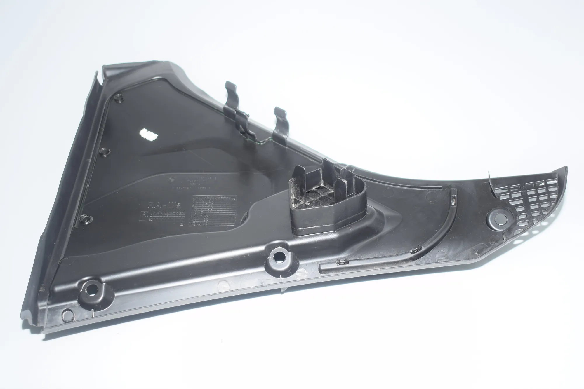 Front Wiper Cowl Trim – OEM 6987605 · BMW 5 Touring (F11) 530 d 2013 – 3