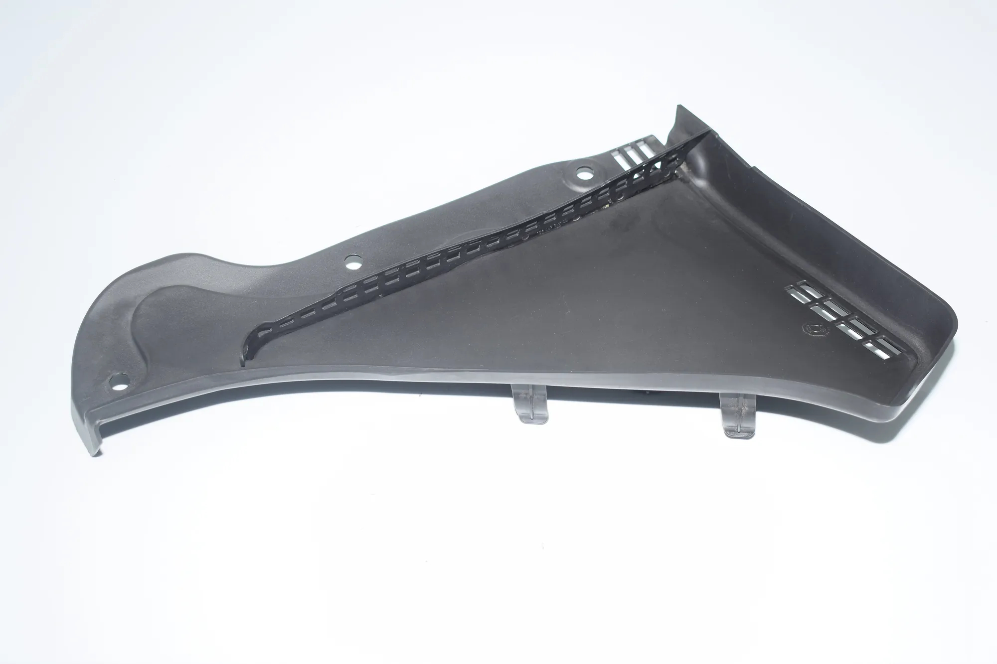 Front Wiper Cowl Trim – OEM 7216977 · BMW 5 Touring (F11) 530 d 2013 – 2