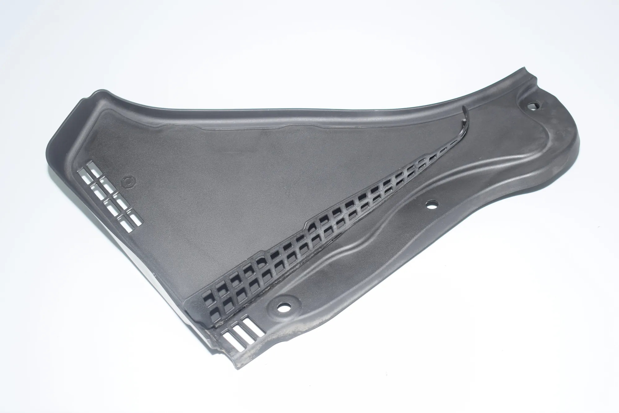 Front Wiper Cowl Trim – OEM 7216977 · BMW 5 Touring (F11) 530 d 2013