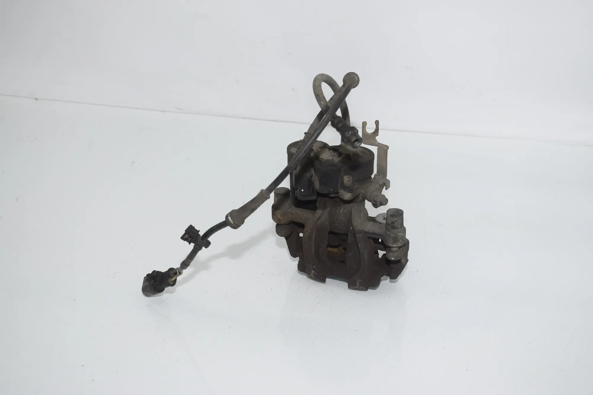 Rear Left Brake Caliper – OEM 6883019 · BMW i3 (I01) s Range Extender 2019