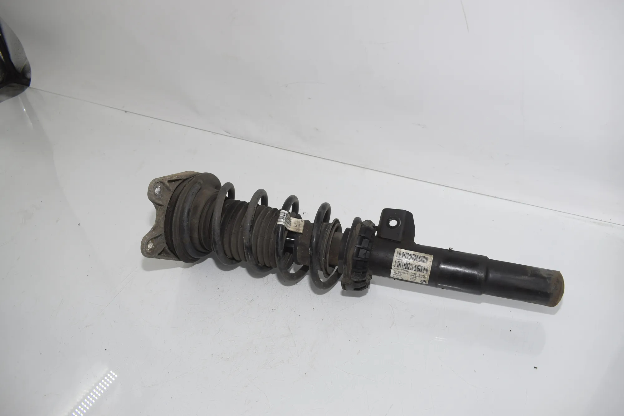 Front Left Shock Absorber – OEM 6887105 · BMW i3 (I01) s Range Extender 2019 – 2