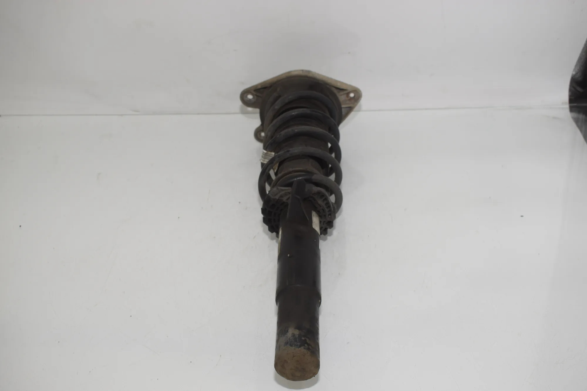 Front Left Shock Absorber – OEM 6887105 · BMW i3 (I01) s Range Extender 2019 – 3