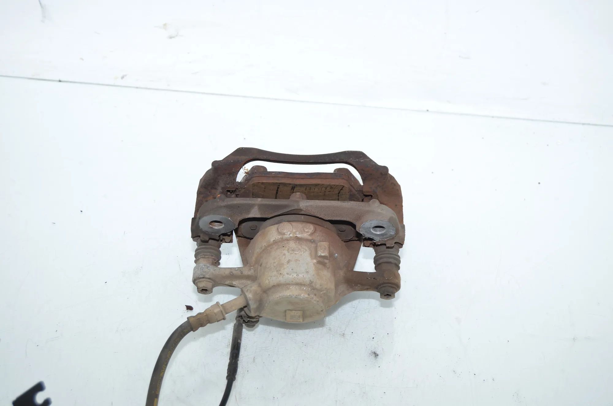 Front Left Brake Caliper – OEM 6860269 · BMW i3 (I01) s Range Extender 2019 – 4