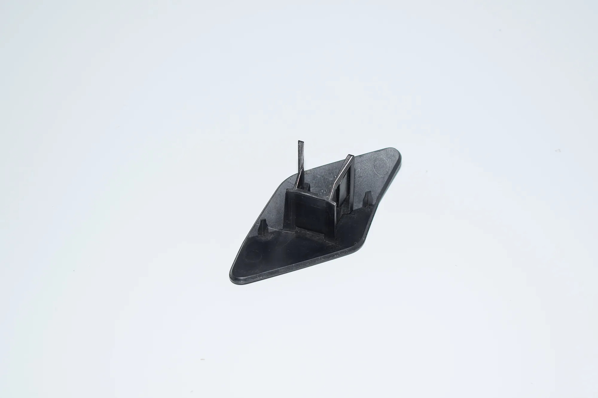 Right Side Headlight Washer Cover Cap – OEM 7319798 · BMW X6 (F16, F86) BMW X6 (F16, F86) xDrive 30 d 2015 – 4