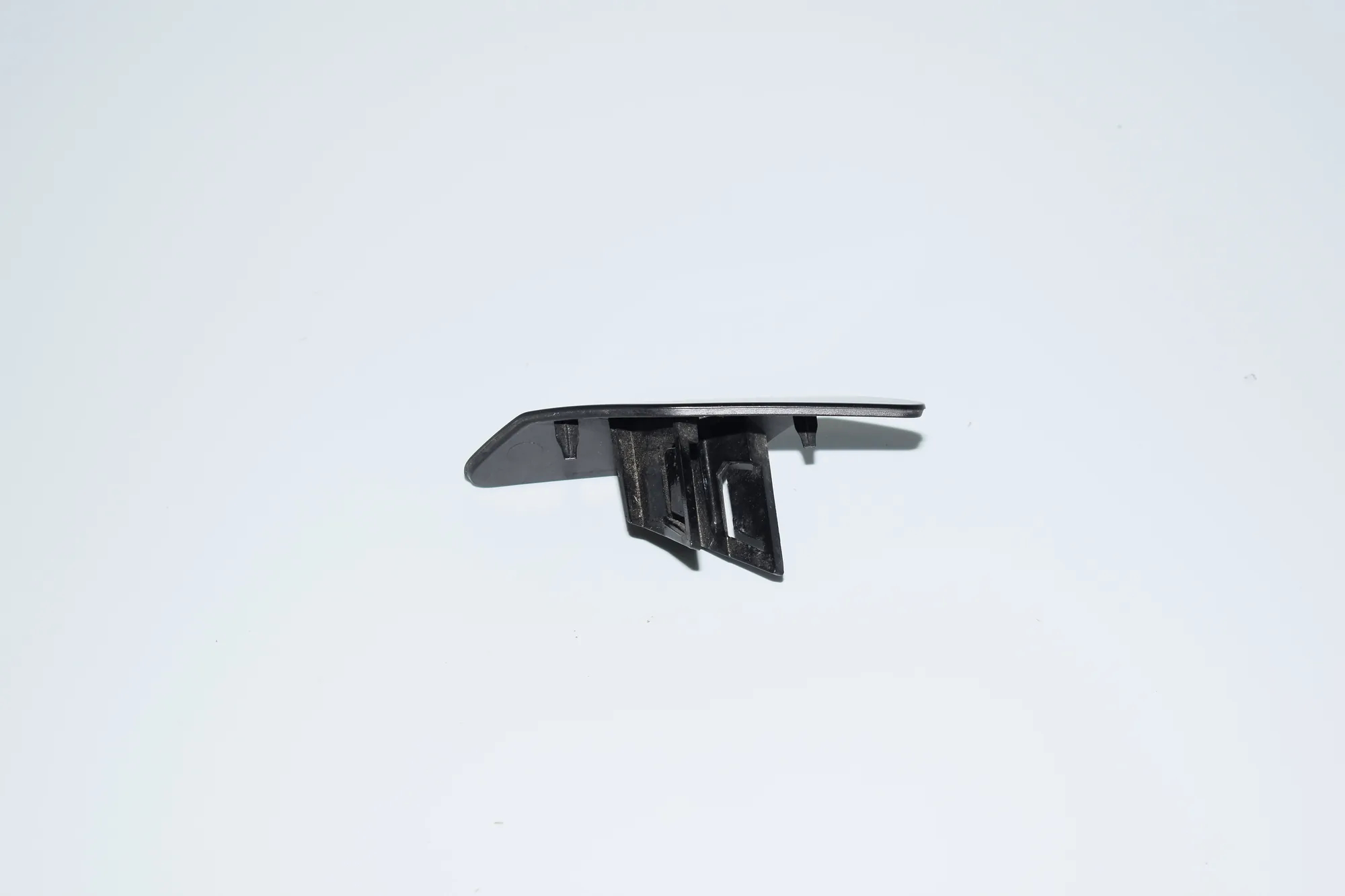 Right Side Headlight Washer Cover Cap – OEM 7319798 · BMW X6 (F16, F86) BMW X6 (F16, F86) xDrive 30 d 2015 – 3