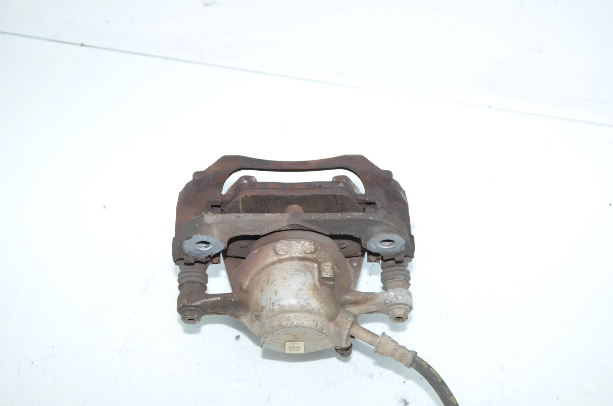 Front Right Brake Caliper – OEM 6860270 · BMW i3 (I01) s Range Extender 2019 – 4