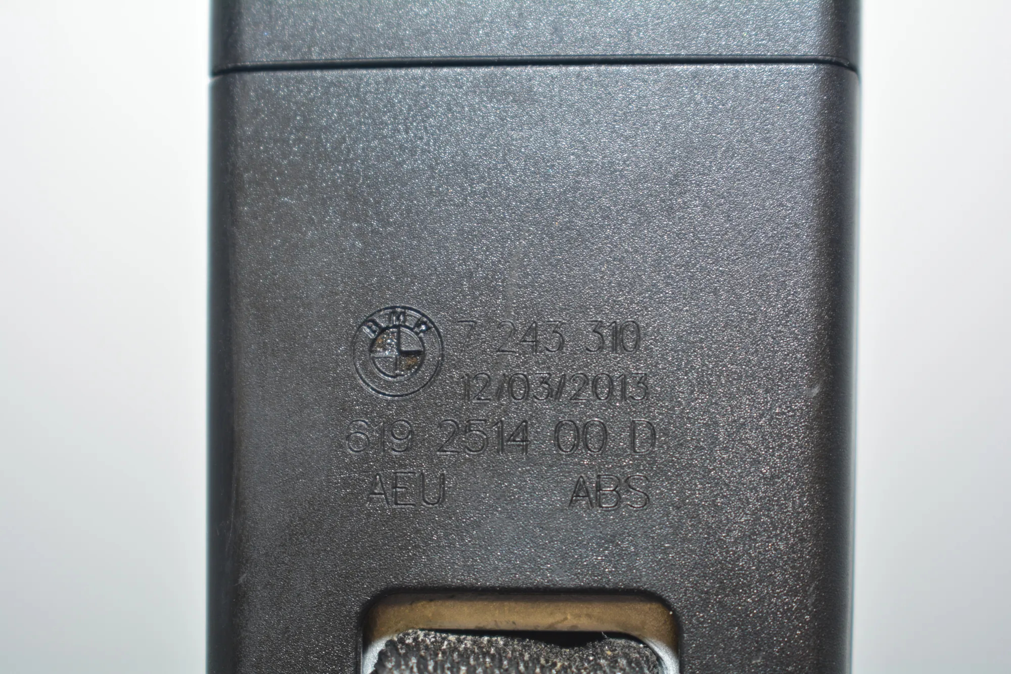Rear Middle Seat Buckle – OEM 7243310 · BMW 3 (F30, F80) 328 i xDrive 2013 – 4