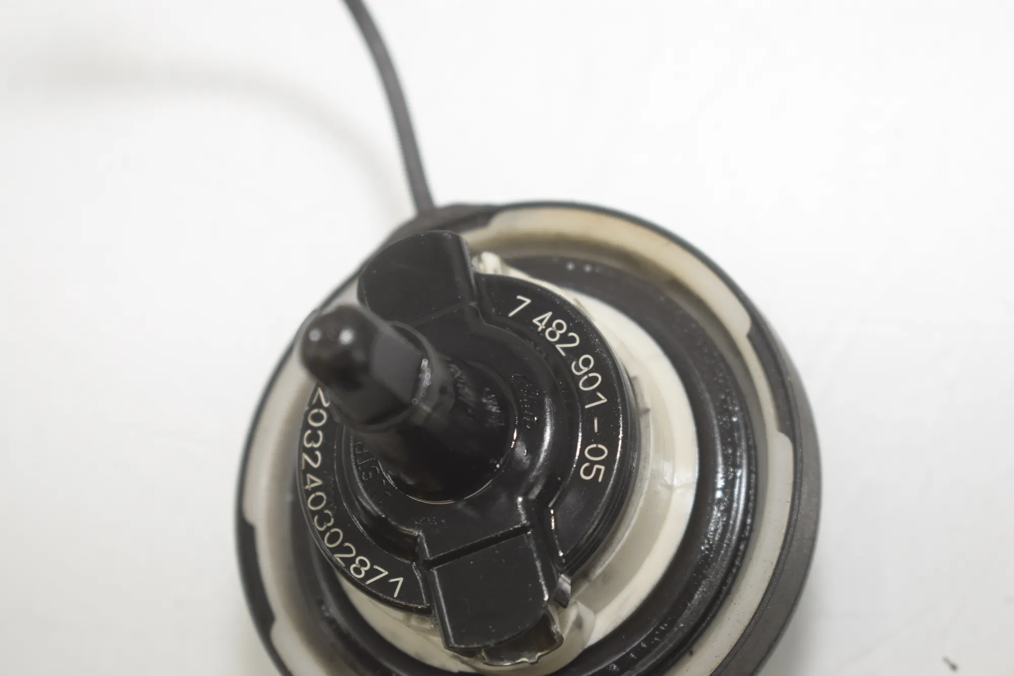 Fuel Tank Cap – OEM 7482901 · BMW 7 (G11, G12) 750 d, Ld xDrive 2016 – 4