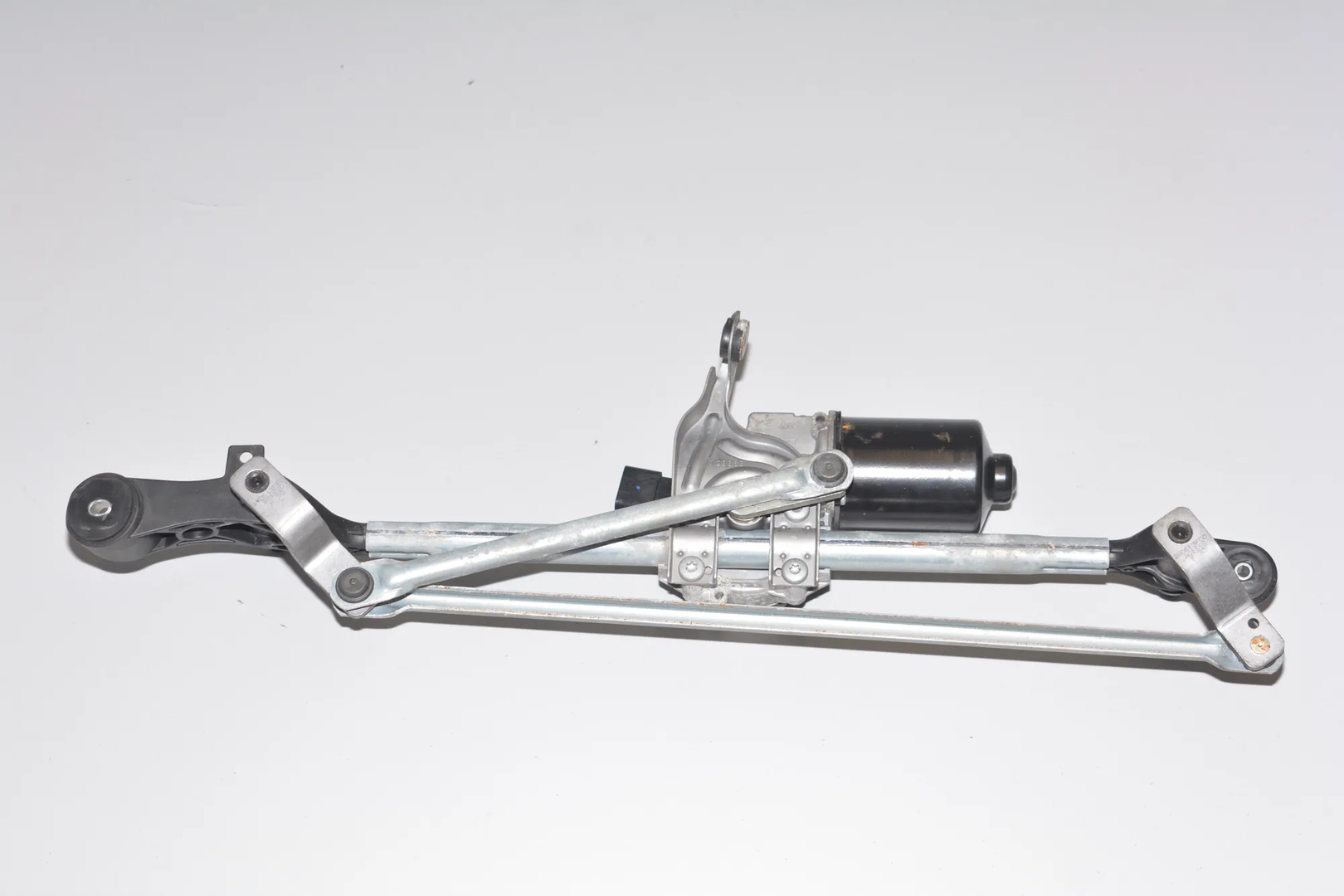Front Windshield Wiper Mechanism – OEM 7267504 · BMW 3 (F30, F80) 330 d xDrive 2013 – 4