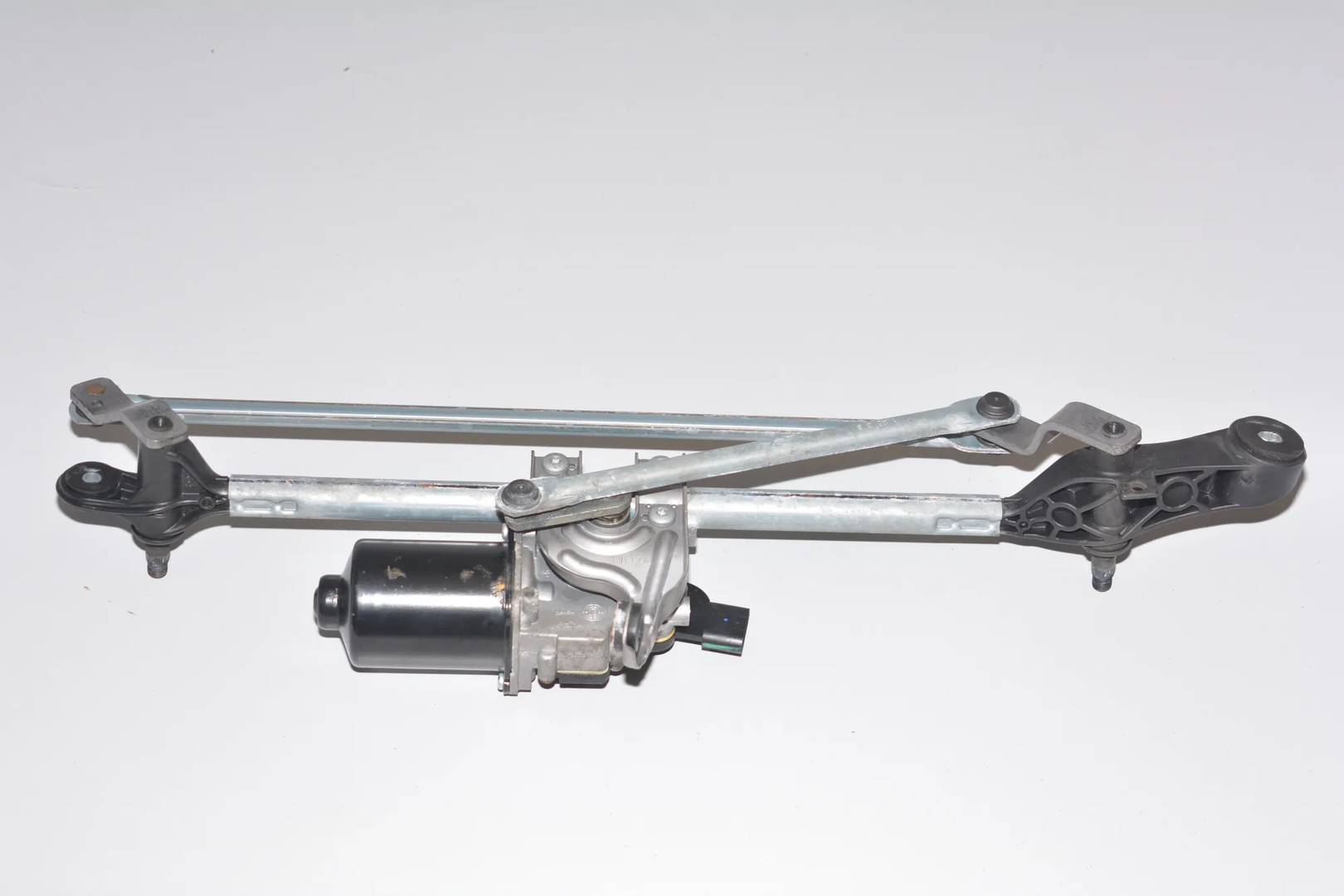 Front Windshield Wiper Mechanism – OEM 7267504 · BMW 3 (F30, F80) 330 d xDrive 2013 – 3
