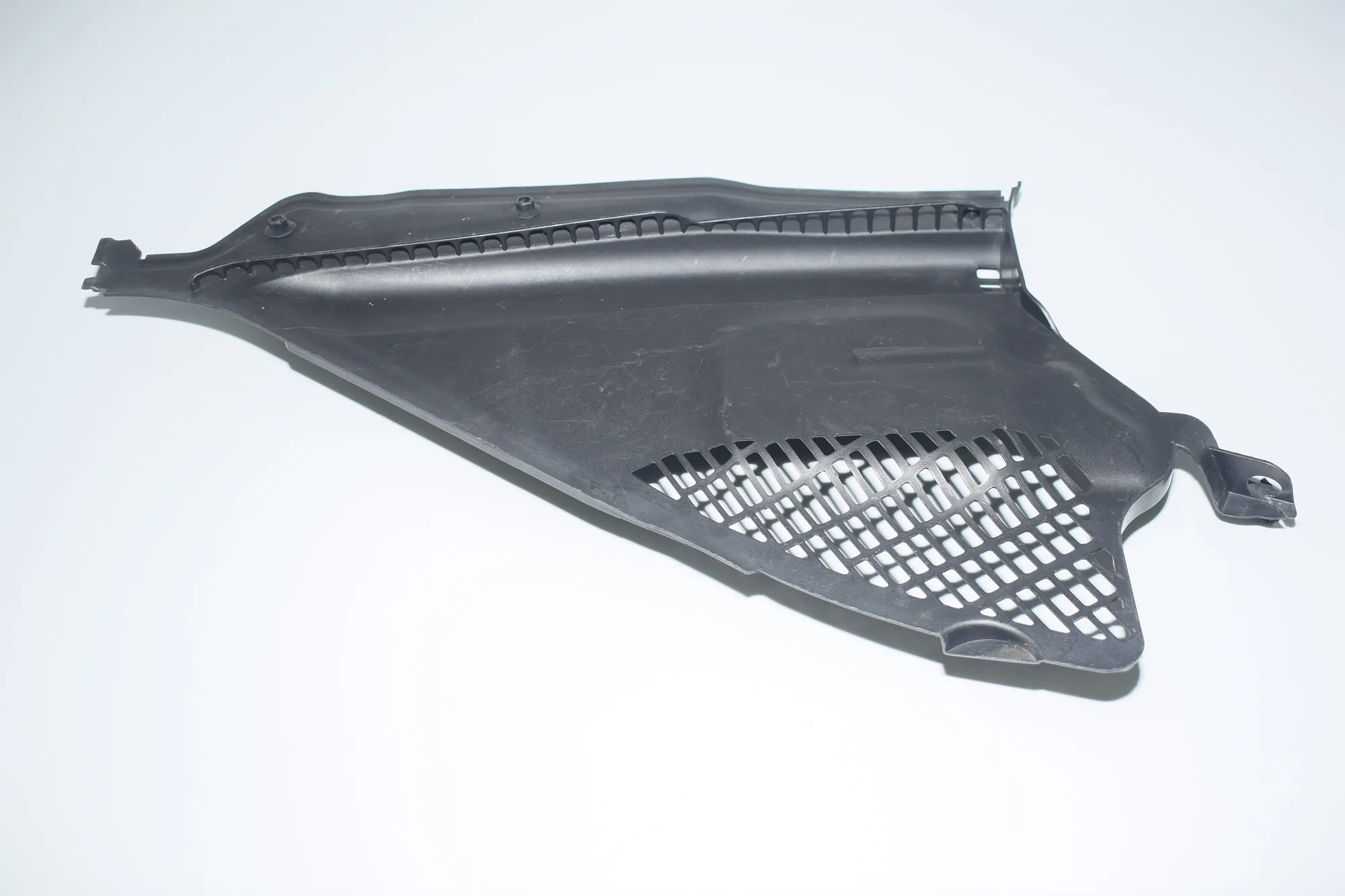 Front Wiper Cowl Trim – OEM 9206486 · BMW 3 (F30, F80) BMW 3 (F30, F80) 2014