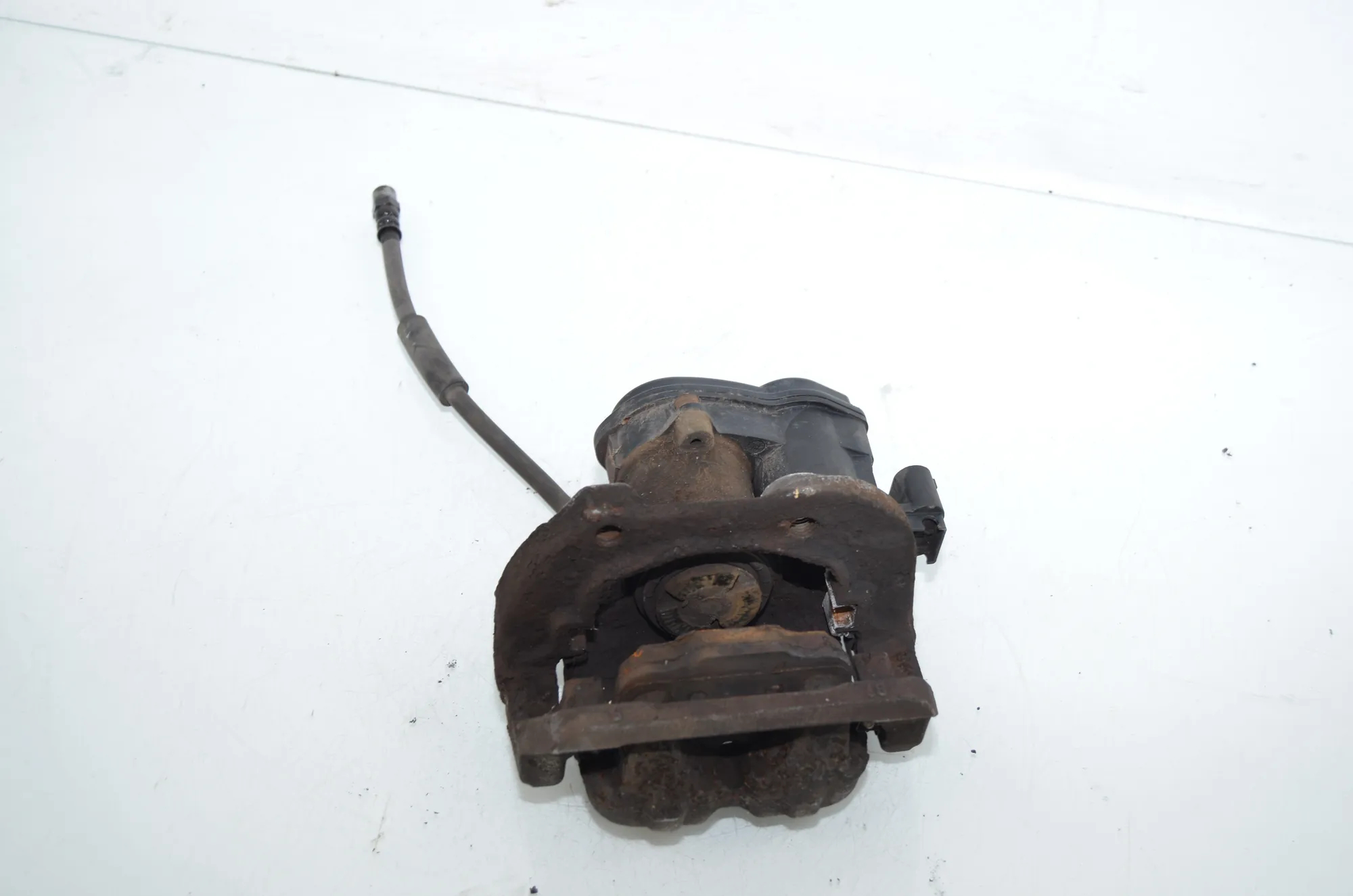 Rear Left Brake Caliper – OEM 6793047 · BMW 5 Touring (F11) 530 d xDrive 2012 – 4