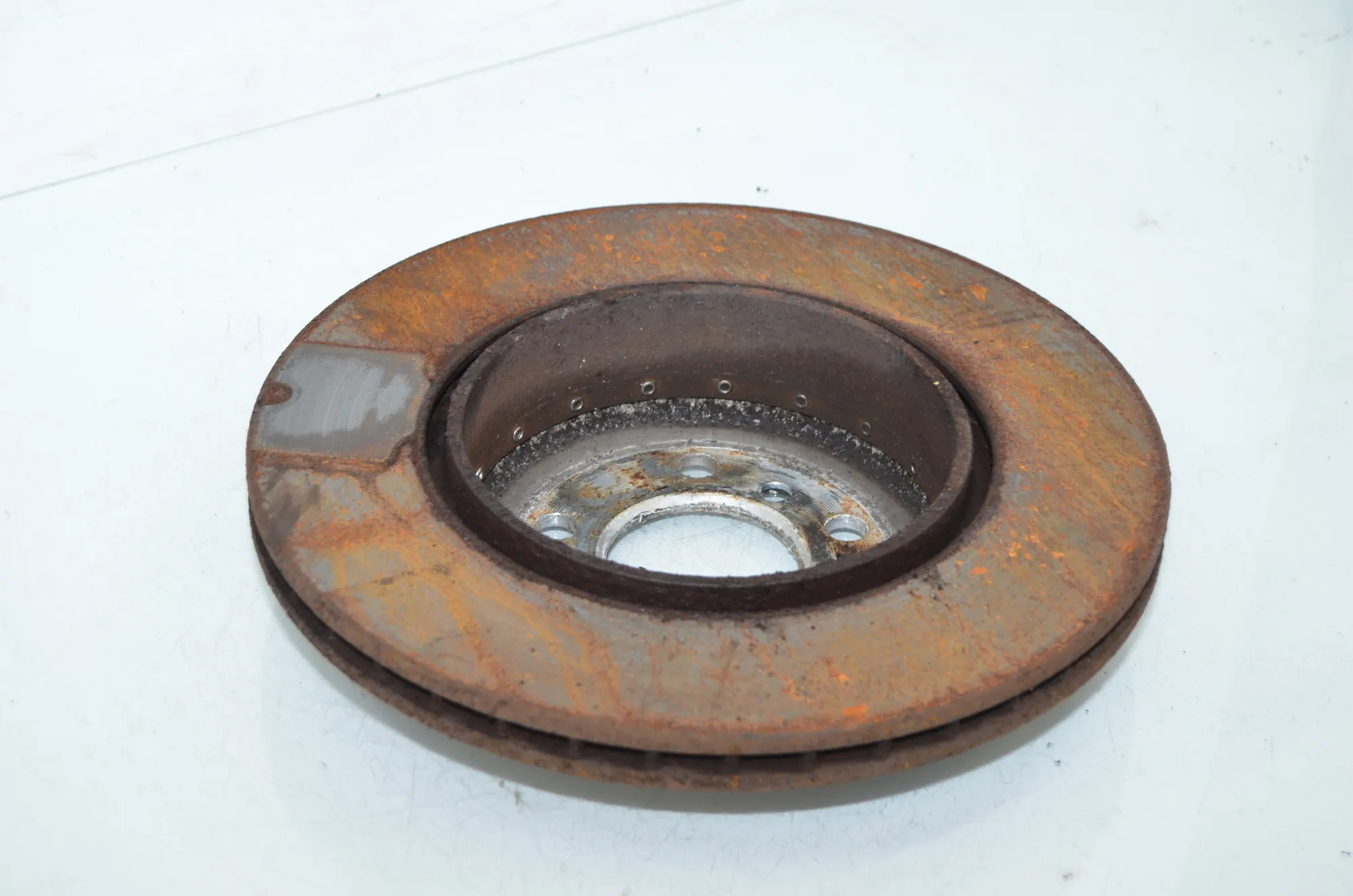 Rear Right Brake Disc – OEM 6894381 · BMW 5 Touring (F11) 530 d xDrive 2012 – 4
