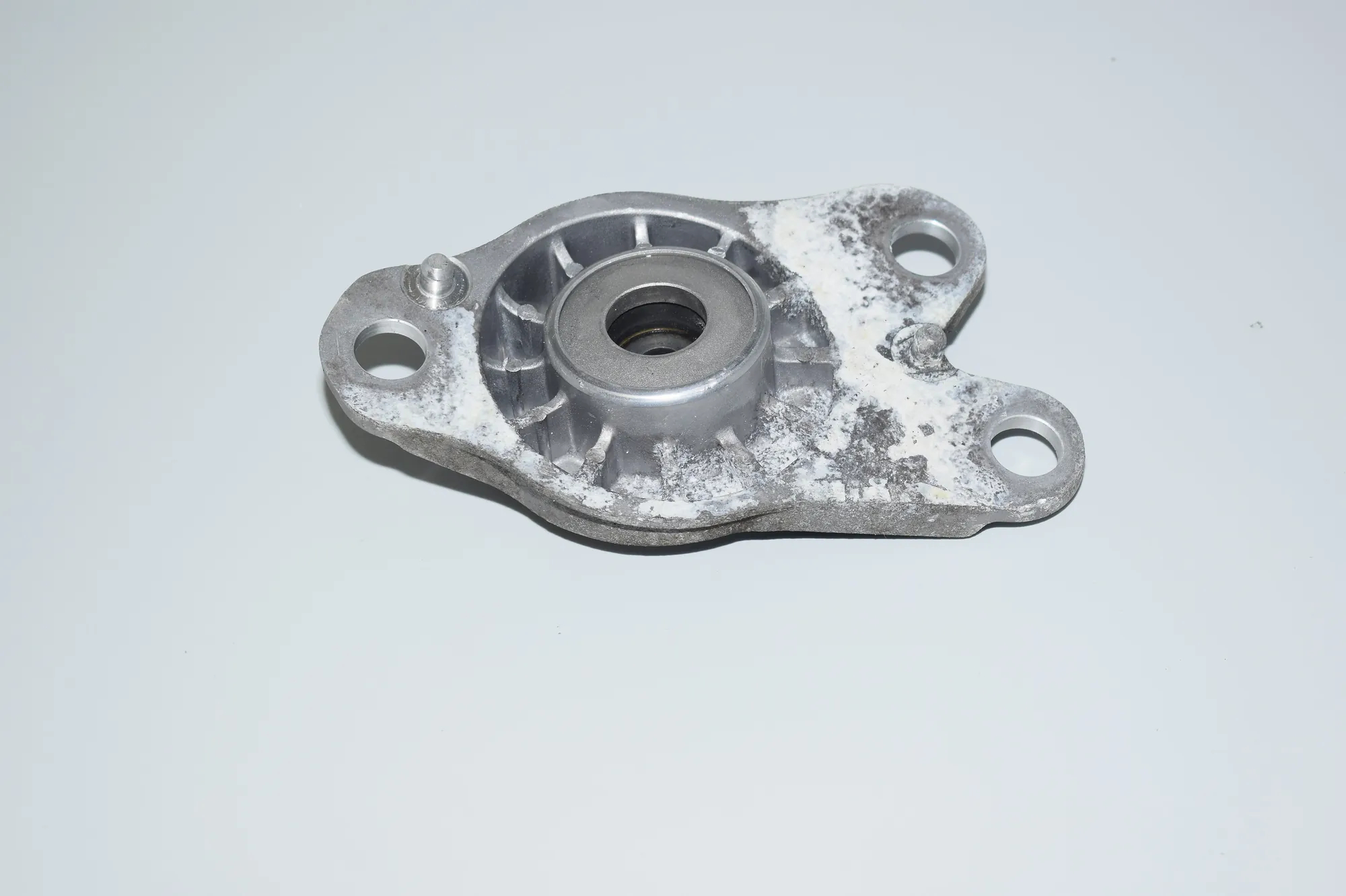 Rear Left Shock Absorber Bracket – OEM 6852227 · BMW i3 (I01) Hybrid 2014