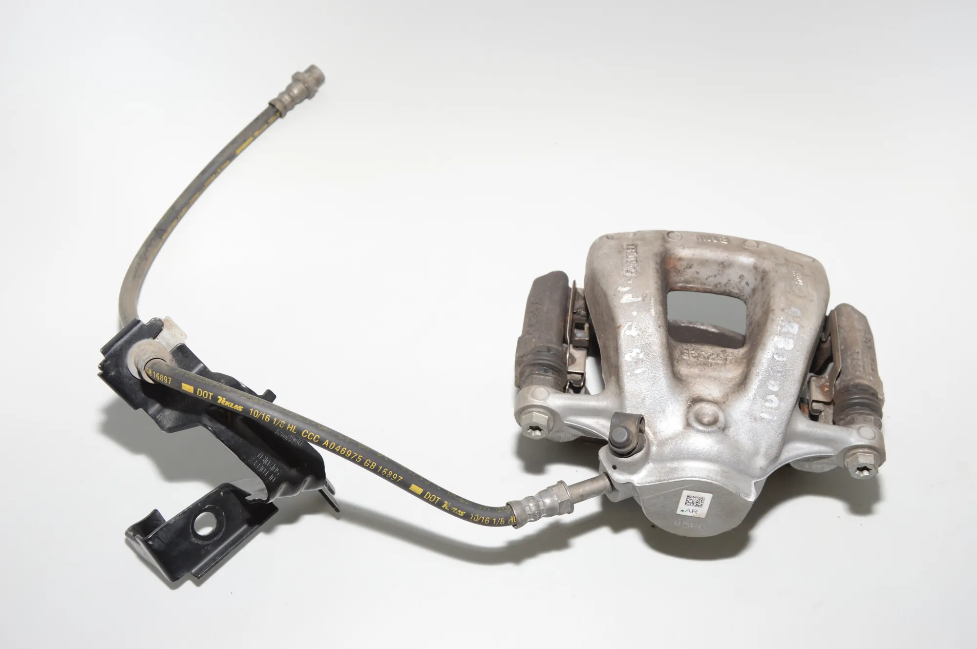 Front Right Brake Caliper – OEM 6860270 · BMW i3 (I01) Hybrid 2016 – 5