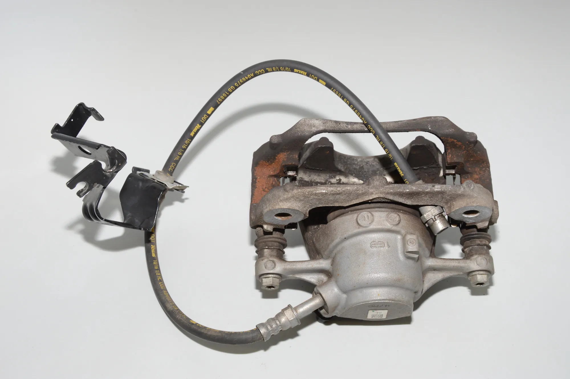 Front Left Brake Caliper – OEM 6860269 · BMW i3 (I01) Hybrid 2016 – 2