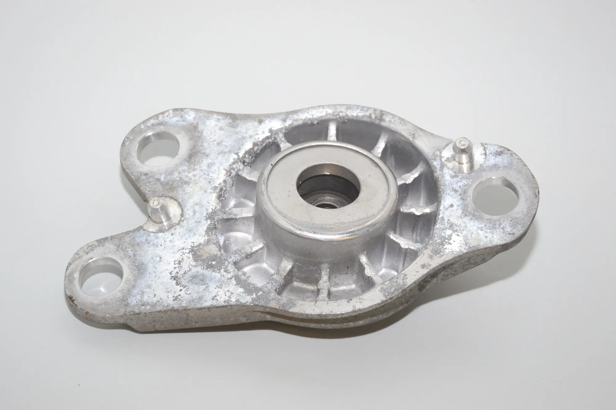 Rear Right Shock Absorber Bracket – OEM 6852228 · BMW i3 (I01) Hybrid 2016 – 2