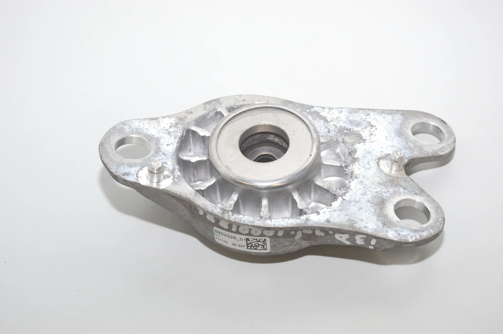 Rear Right Shock Absorber Bracket – OEM 6852228 · BMW i3 (I01) Hybrid 2016