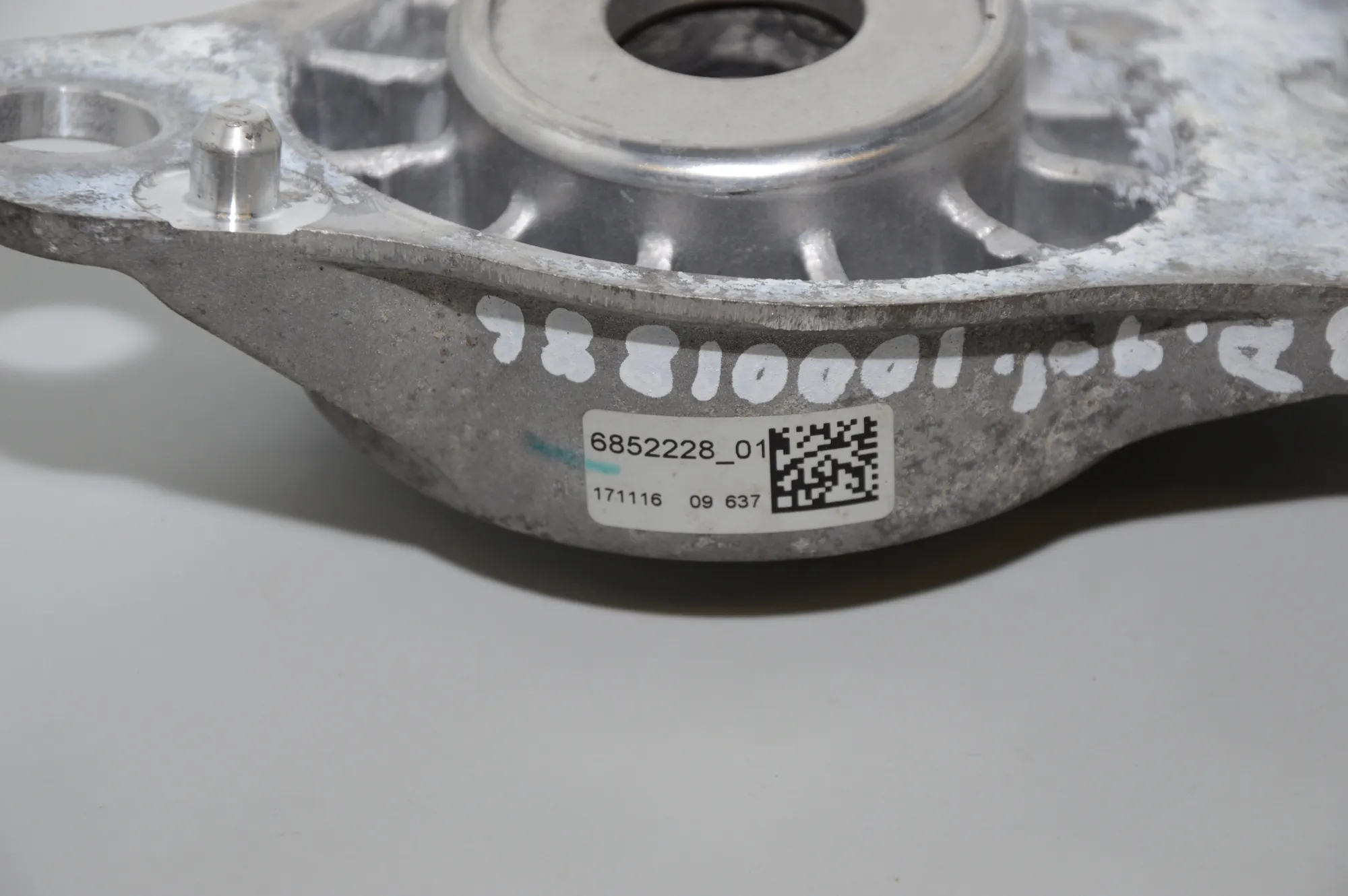 Rear Right Shock Absorber Bracket – OEM 6852228 · BMW i3 (I01) Hybrid 2016 – 5